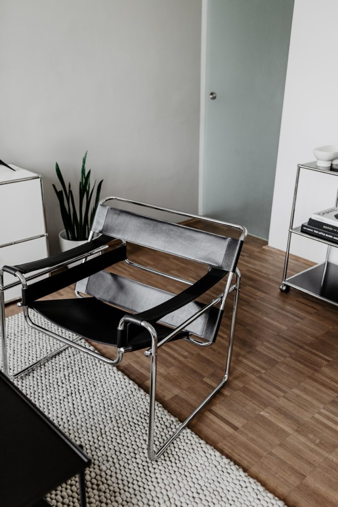 Wassily Chair by Knoll © Wiener Wohnsinn , Monochrome Interior Living