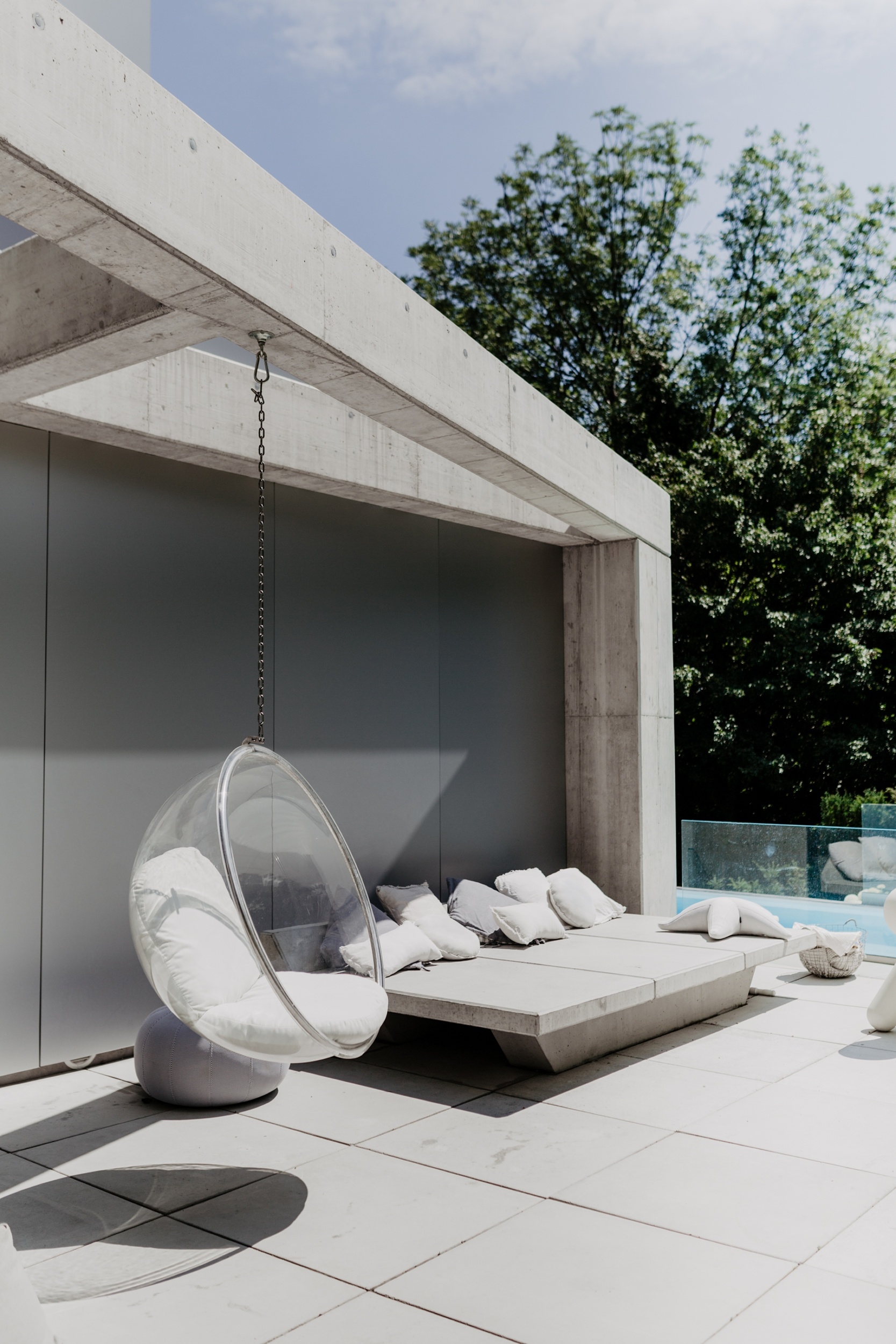 Außenbereich mit Sichtbeton und Pool © Wiener Wohnsinn