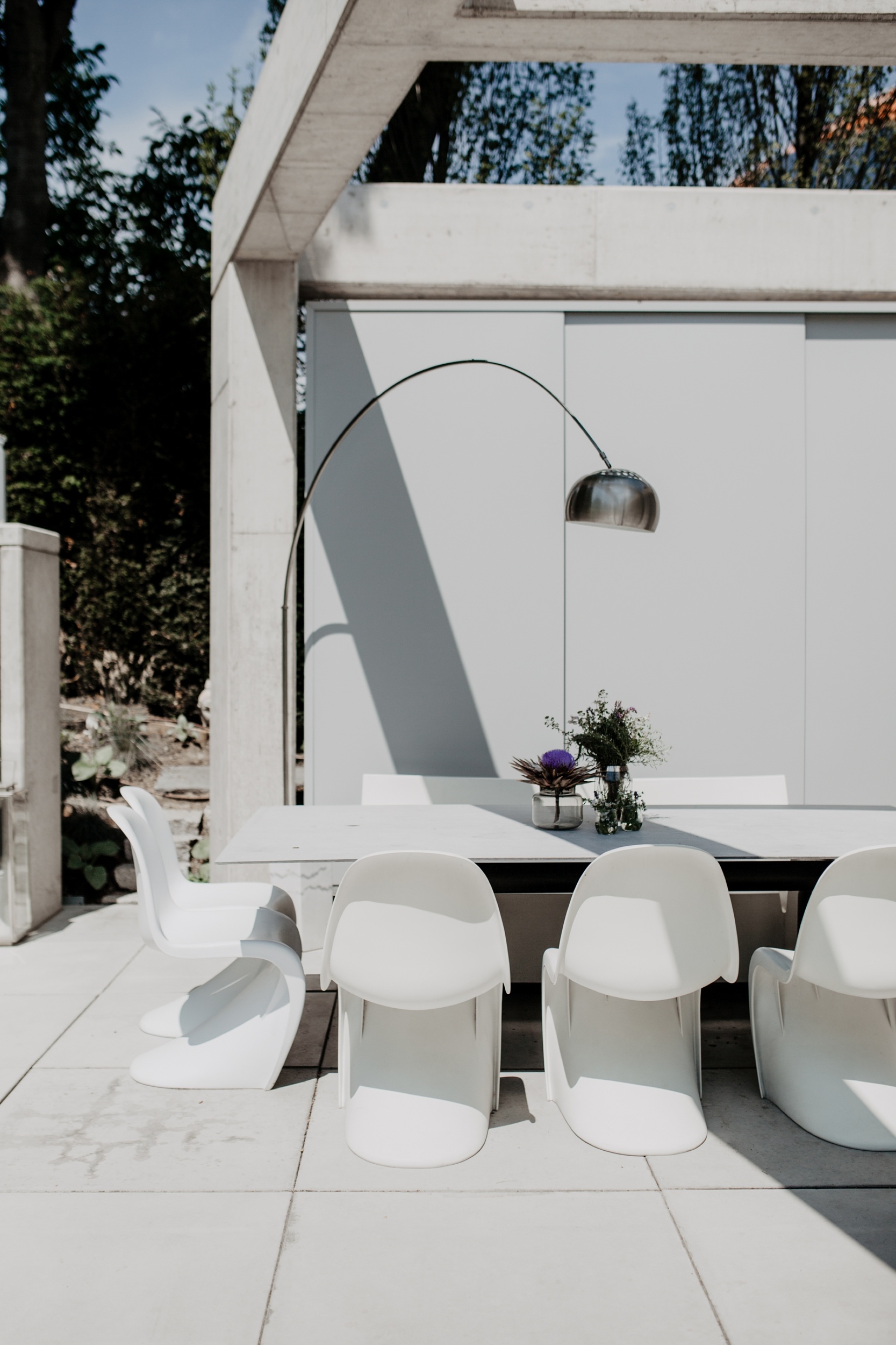 Outdoorküche - Inspiration, Tisch aus Beton, Sessel Panton von Vitra