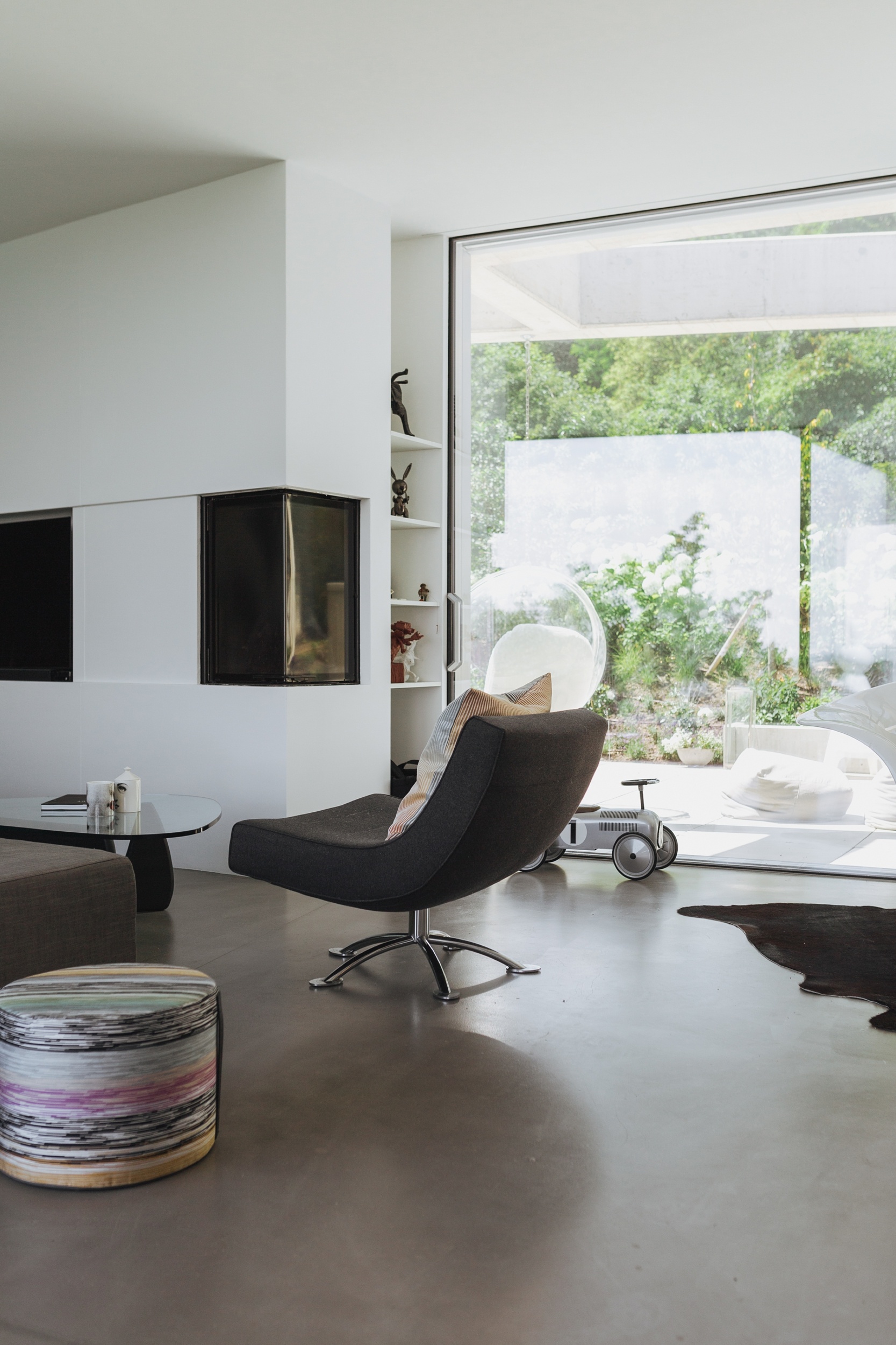 Wohnzimmer, Boden mit Sichbeton, Wiener Wohnsinnige Homestory
