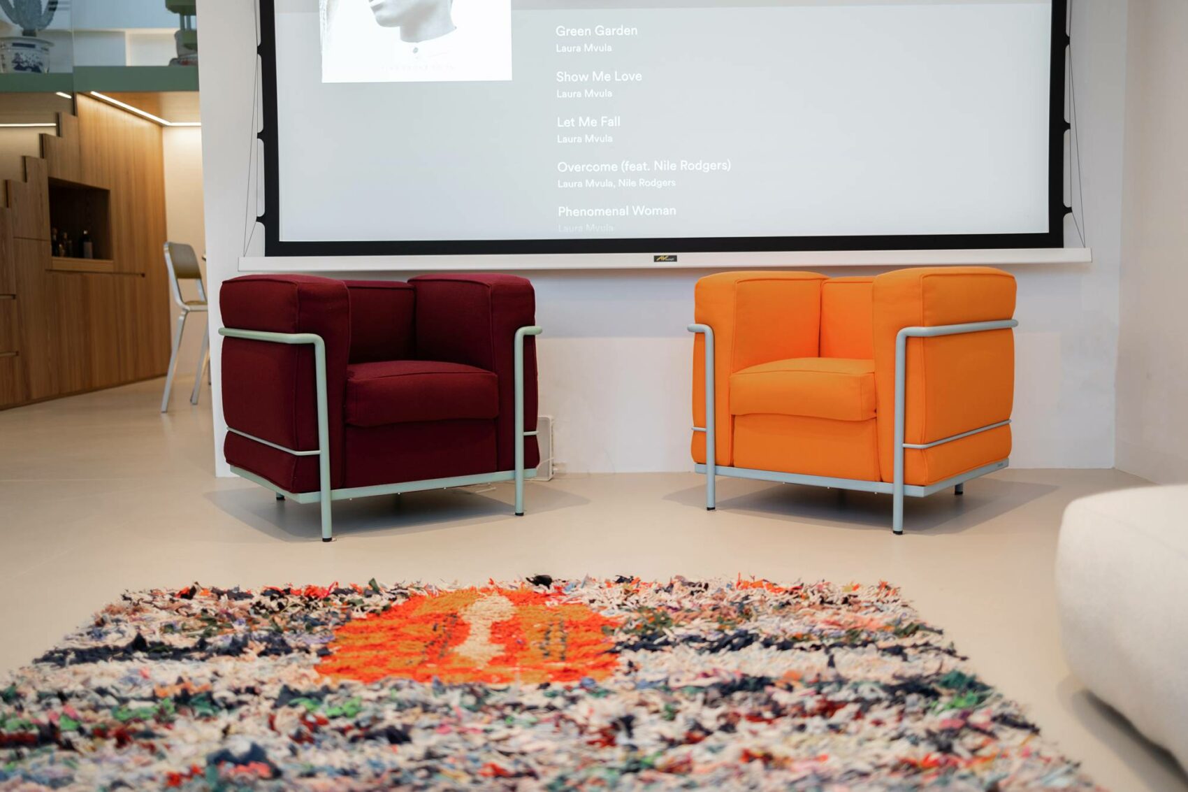 La Cassina - Corbusier Sessel in Orange und Weinrot - Wiener Wohnsinnige Homestory