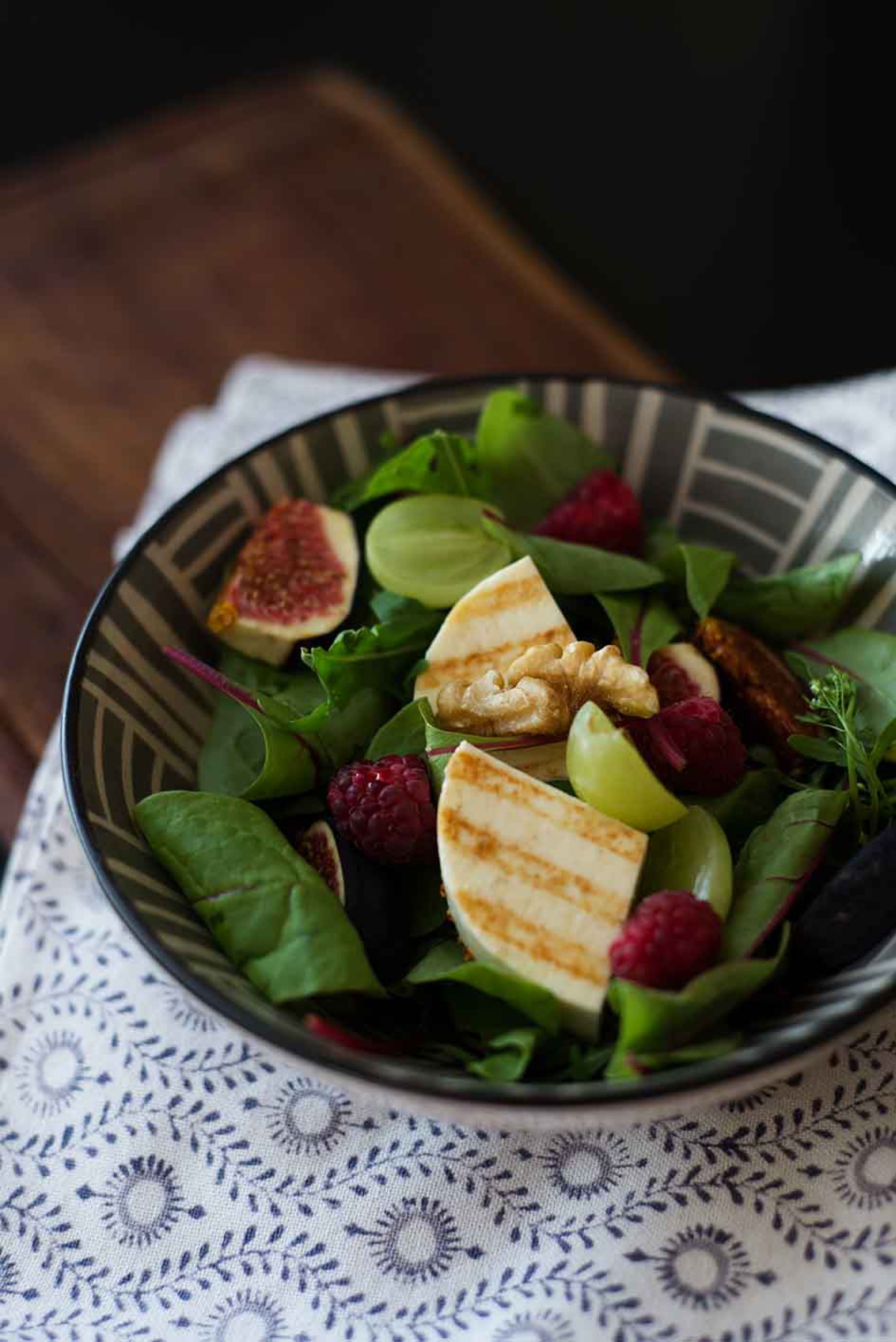 Herbstsalat mit Pflaumen und Himbeeren ,Weintrauben &amp; Feigen