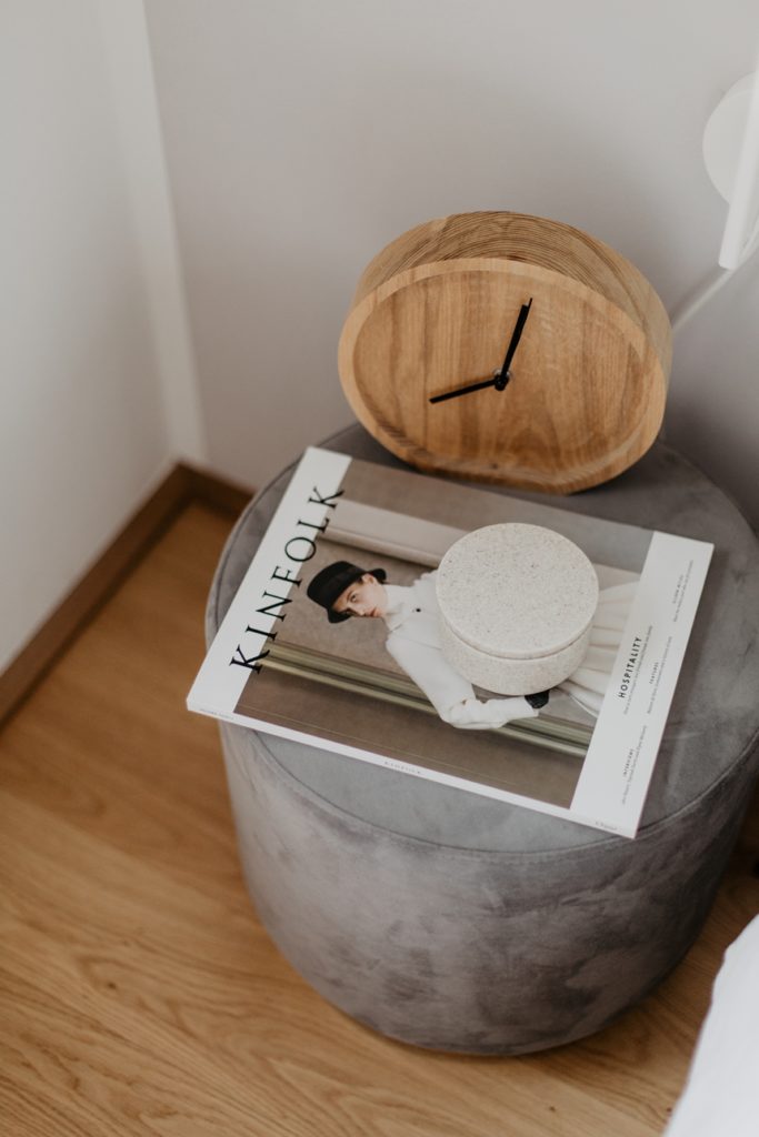 Kinfolk Magazin Schlafzimmer Inspiration, Samthocker Orchis von Westwing