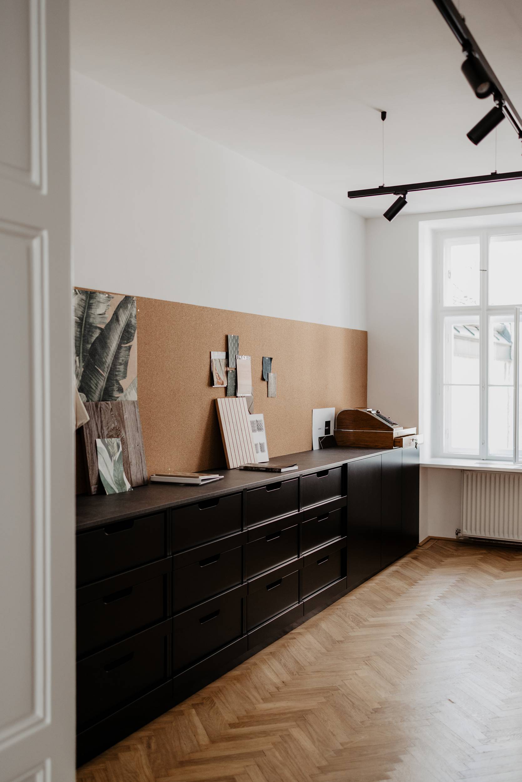 Macht es einen Unterschied einen Schauraum / Office und seine private Wohnung einzurichten - abgesehen davon, dass man zu Hause mit Partner eine zweite Meinung akzeptieren muss? :) Absolut. Einerseits sind die (technischen) Anforderungen und Baubestimmungen für Gewerbeobjekte (Hotel, Büro, Schauraum, Restaurant) andere als im privaten Bereich. Daher muss man hier schon anders planen bzw. kann ich auch nicht überall die gleichen Materialien einsetzen.
Andererseits sind Kunden in der Hotellerie und Gastronomie deutlich mutiger im Hinblick auf Farben und Muster, da sich diese Betriebe mittlerweile auch über ihr Interior Design definieren. Viele Privatkunden sind gerade bei Tapeten und Farben noch sehr zurückhaltend und es erfordert deutlich mehr „Überzeugungsarbeit“ – wobei am Ende noch keiner meiner Kunden (unabhängig ob Privat oder Business) die mutige Entscheidung bereut hat. (lacht)