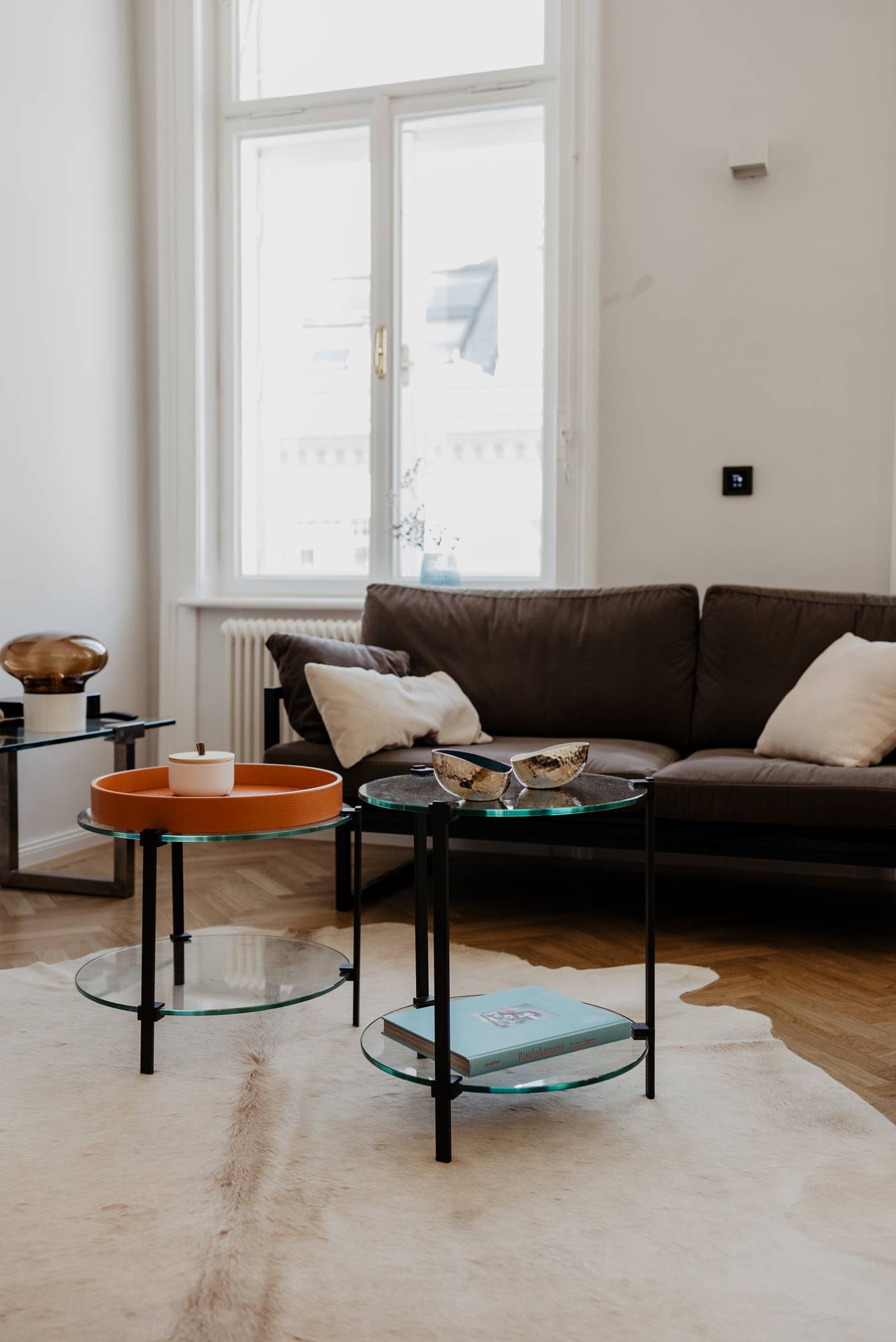 Wohnzimmerinspiration mit bunten Beistelltischen © Wiener Wohnsinn
