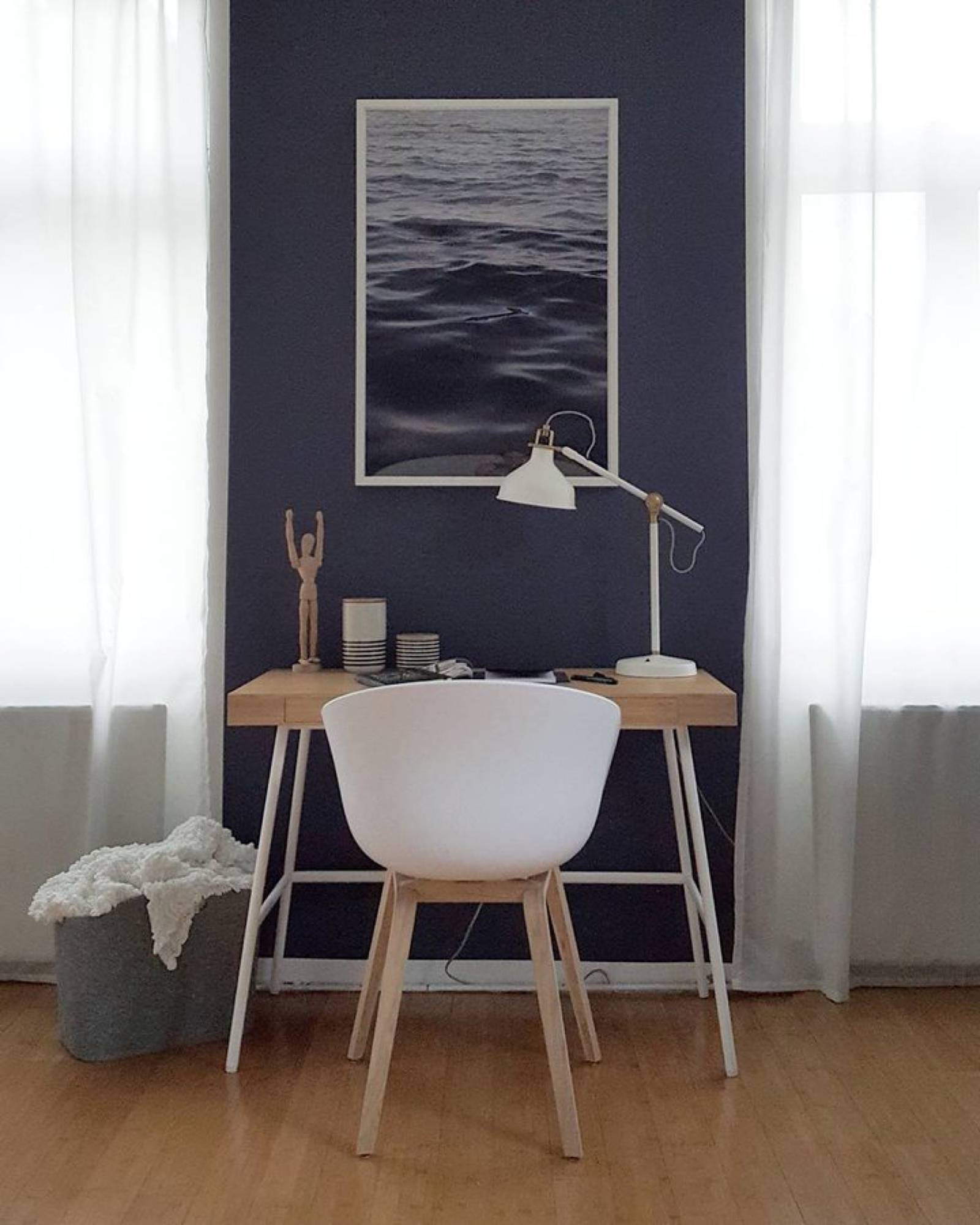 Blaue Wand am Schreibtisch - Farbe des Monats Blau © Wiener Wohnsinn