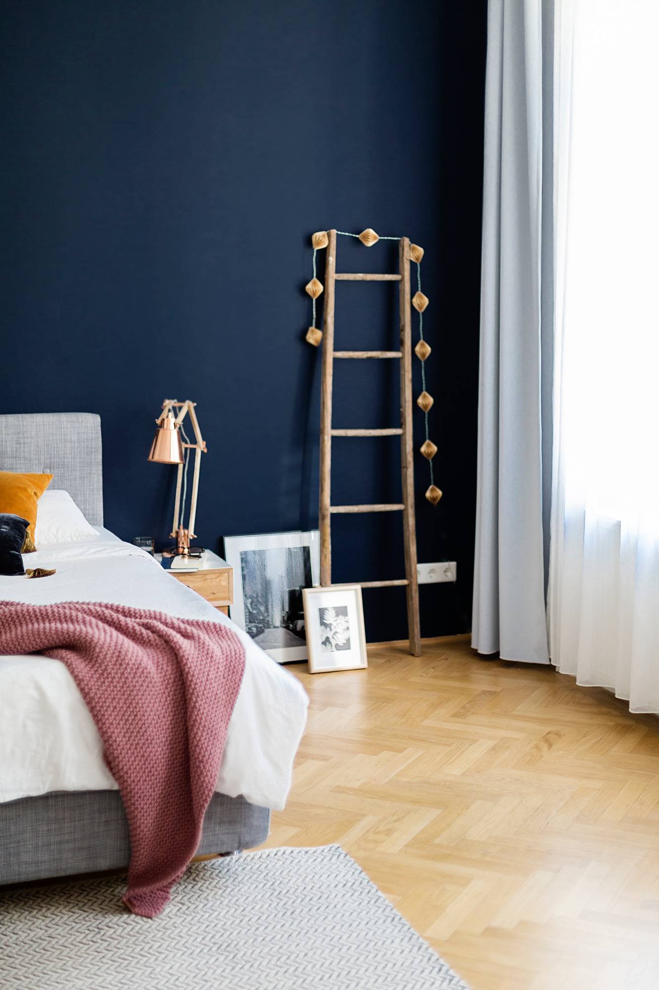Blau gemischt mit Kupfer oder Messing im Schlafzimmer - Farbe des Monats Wiener Wohnsinn