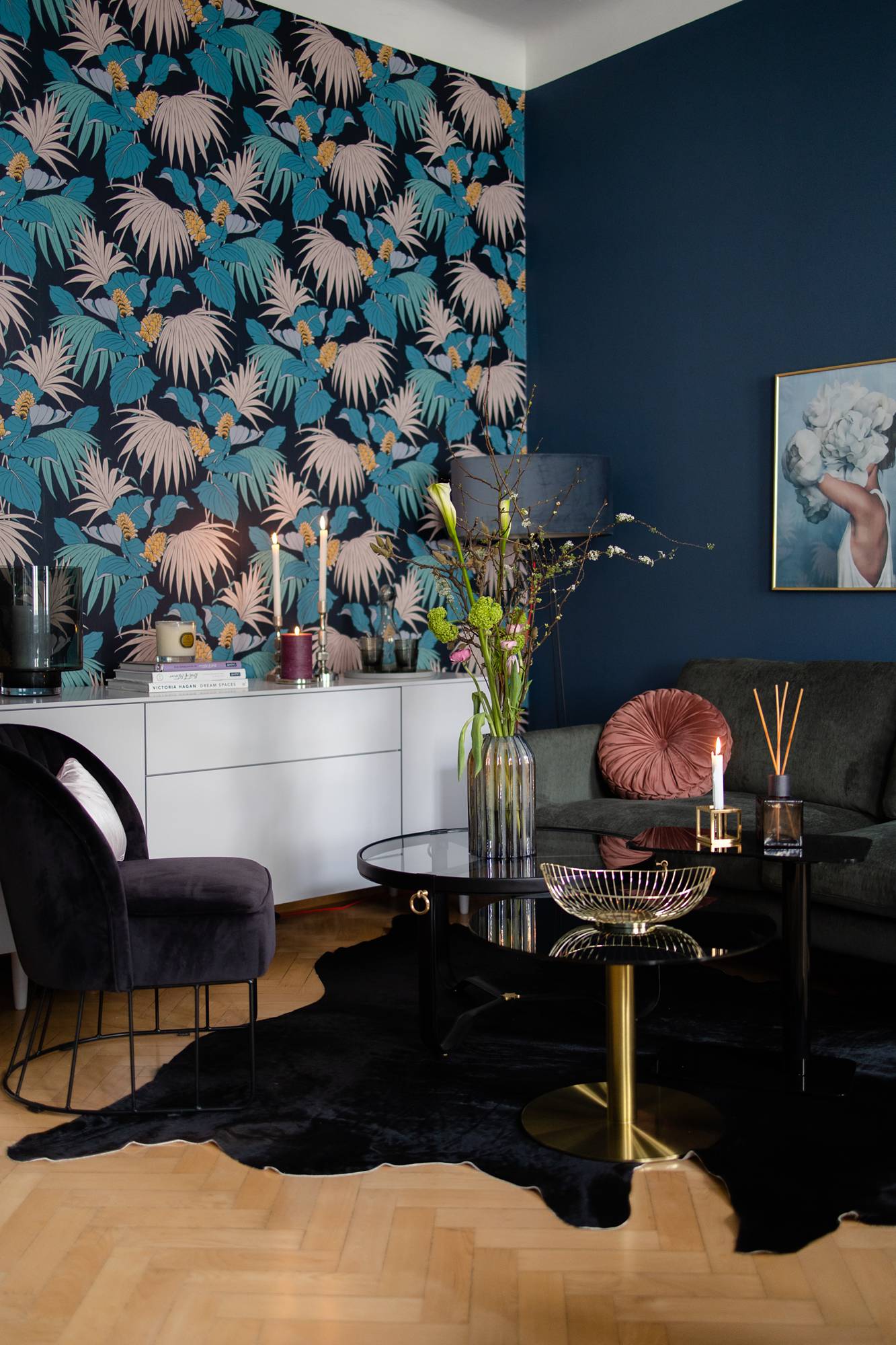 Wohnzimmer mit Tapete und dunkler Wandfarbe - Homecoaching Interior Andrea Sova