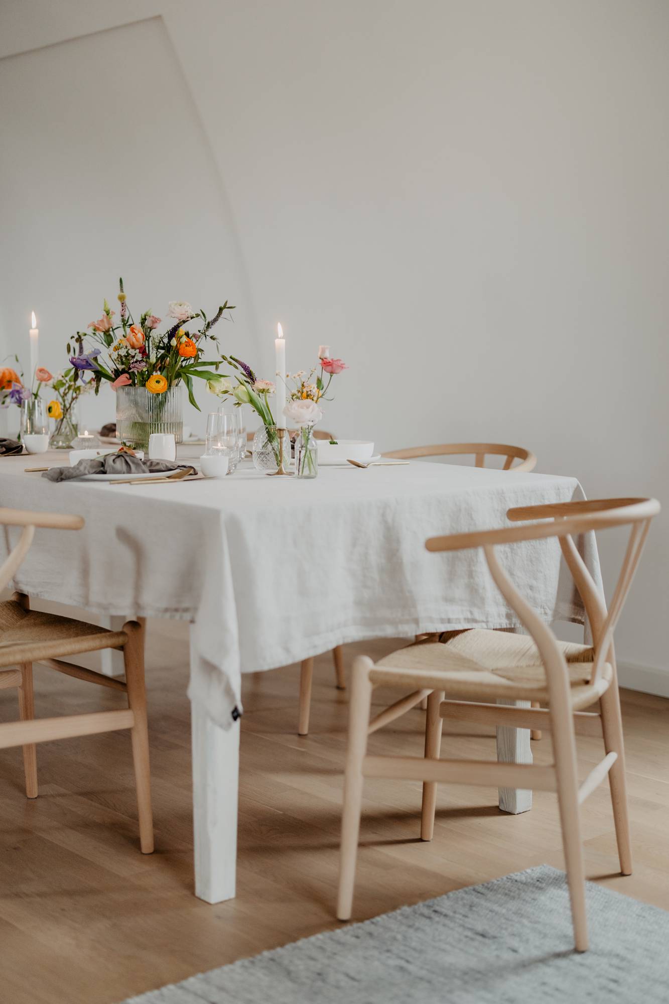 Frühligstischdeko Idee mit bunten Frühlingsblumen - Wiener Wohnsinn