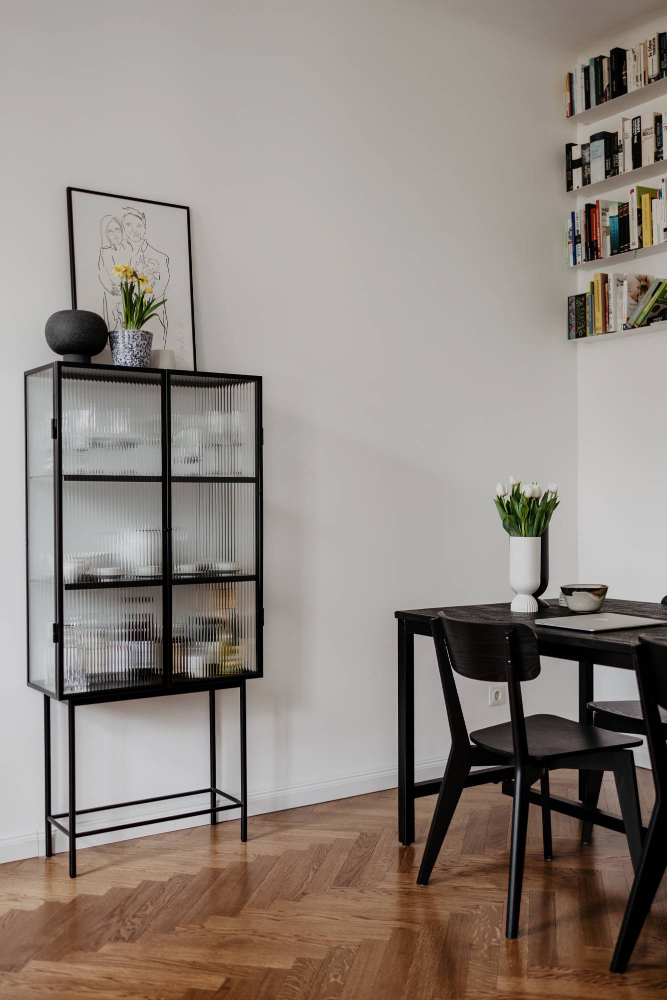 Wiener Wohnsinn - Homestory Home Tour - Rillenglasvitrine von Ferm Living