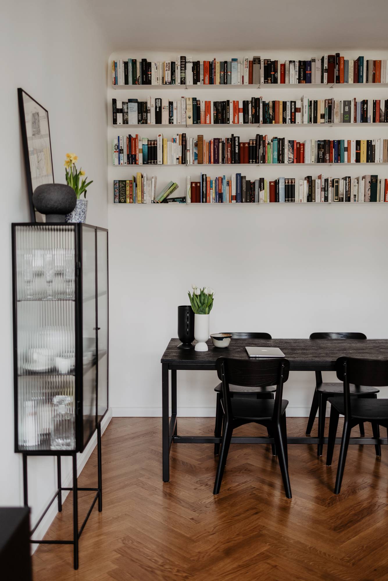 Esszimmer - Skandinavisch inspirierter Wohn-Essbereich