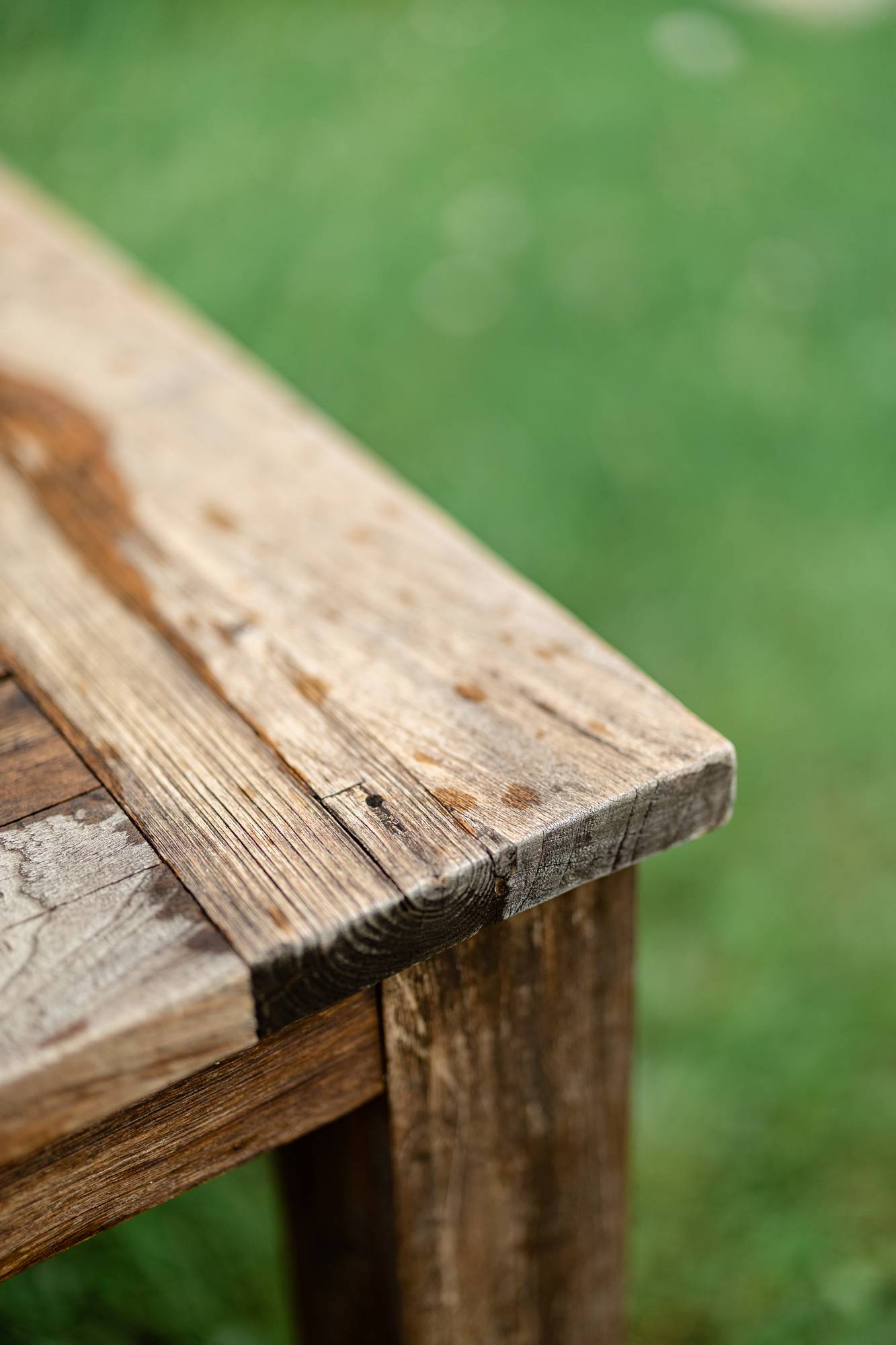 Entgrauter Teakholztisch mit dem Clean-Multi-Refresher von ADER Lacke