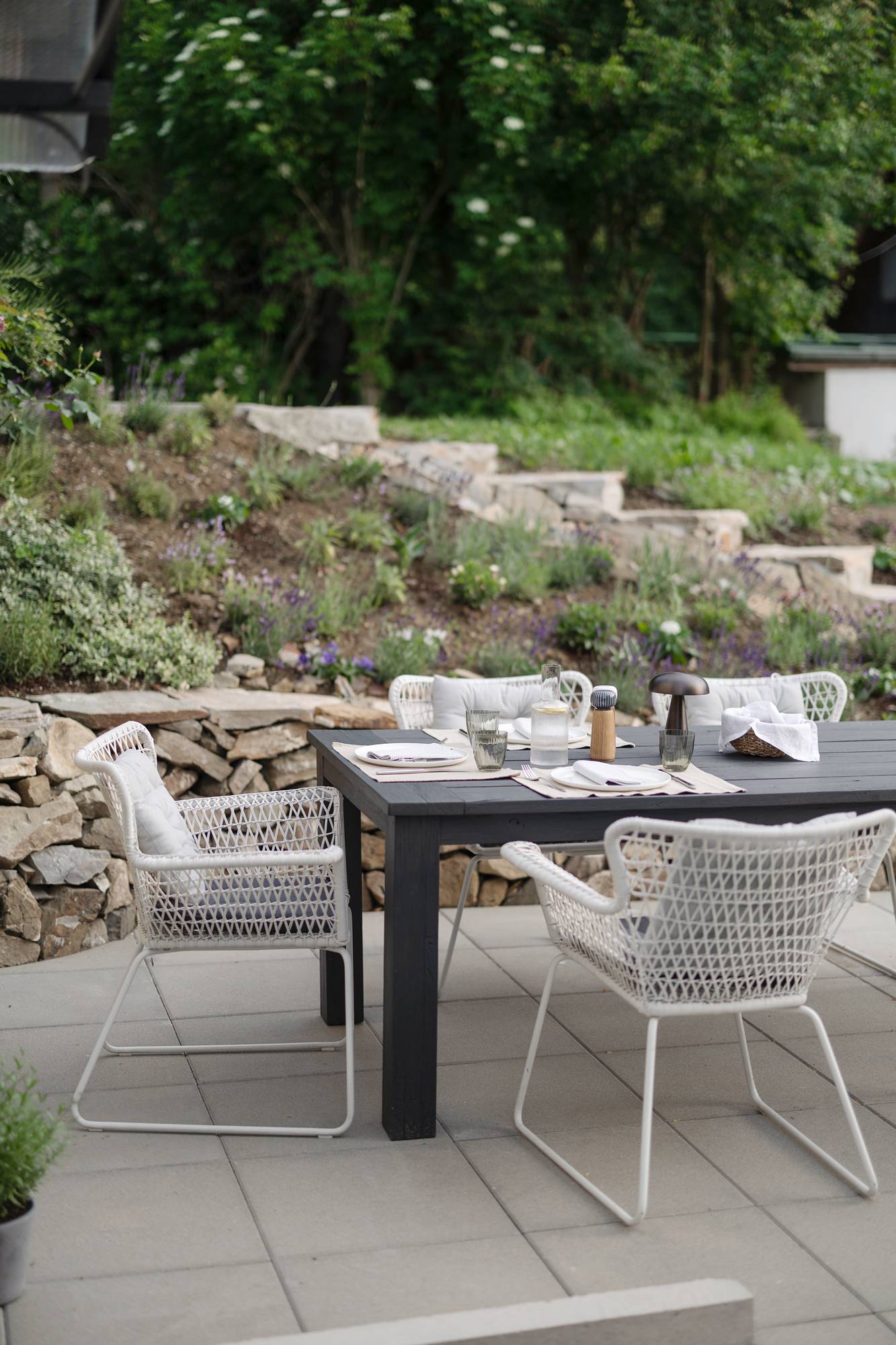 Garten-Teakholtisch entgrauen und streichen