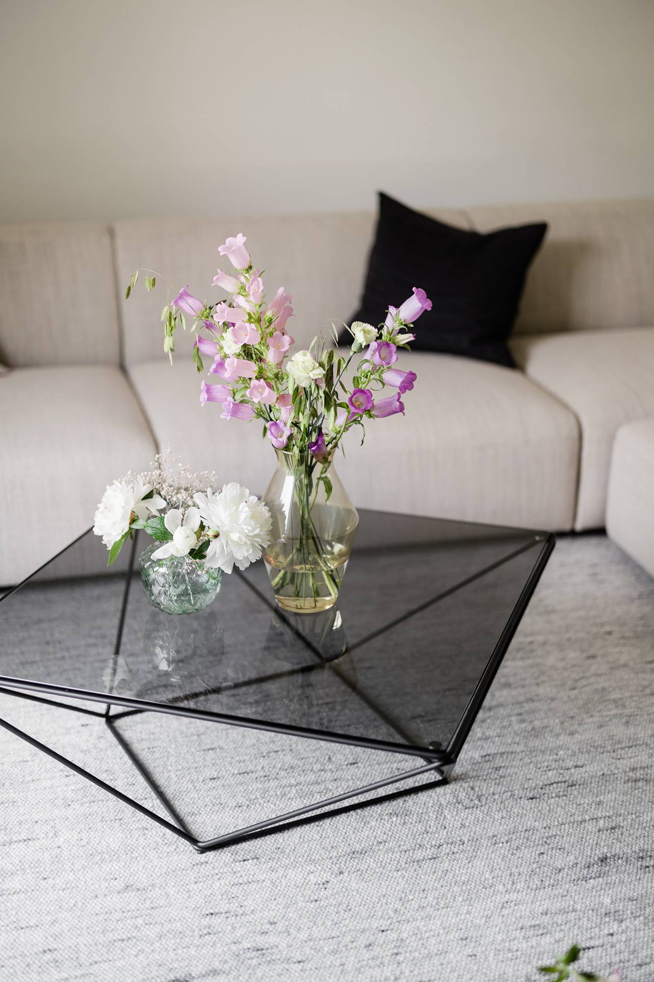 DEKORIEREN MIT SCHÖNEN VASEN UND BLUMEN : Inspiration von Wiener Wohnsinn und Otto