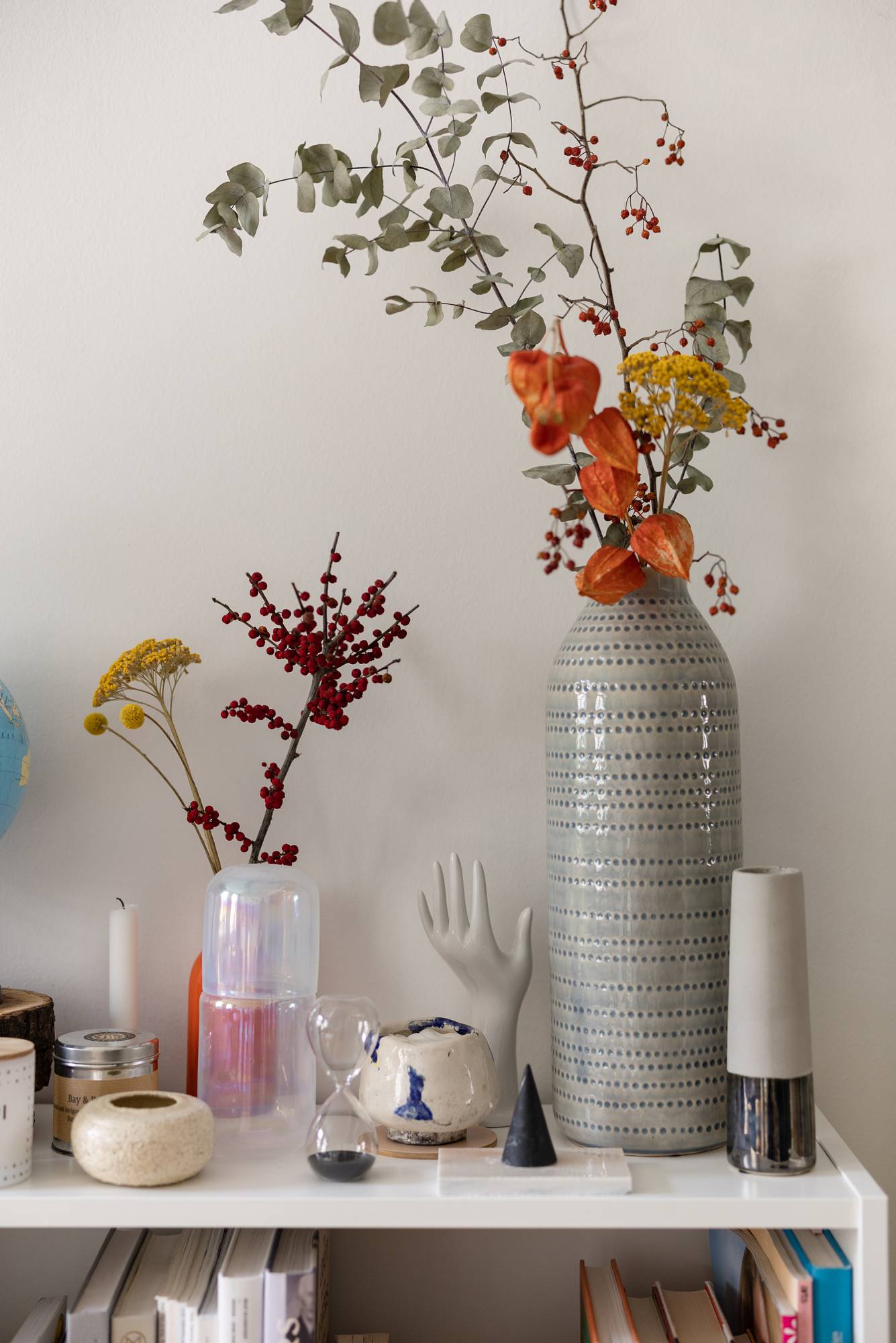 selbst getöpferte Vase - Homestory Wiener Wohnsinn . Lisas kreative Wunderkammer