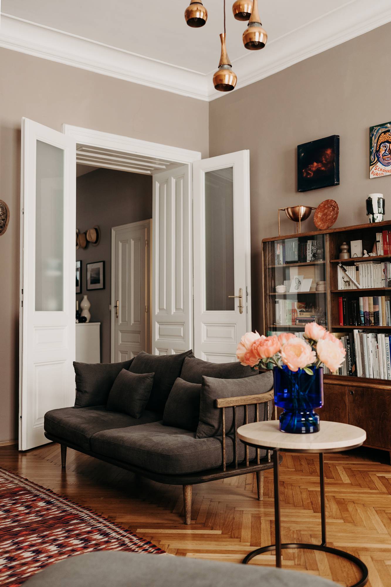 Arbeitszimmer mit einem Sofa von andtradition - Wiener Altbau Homestory