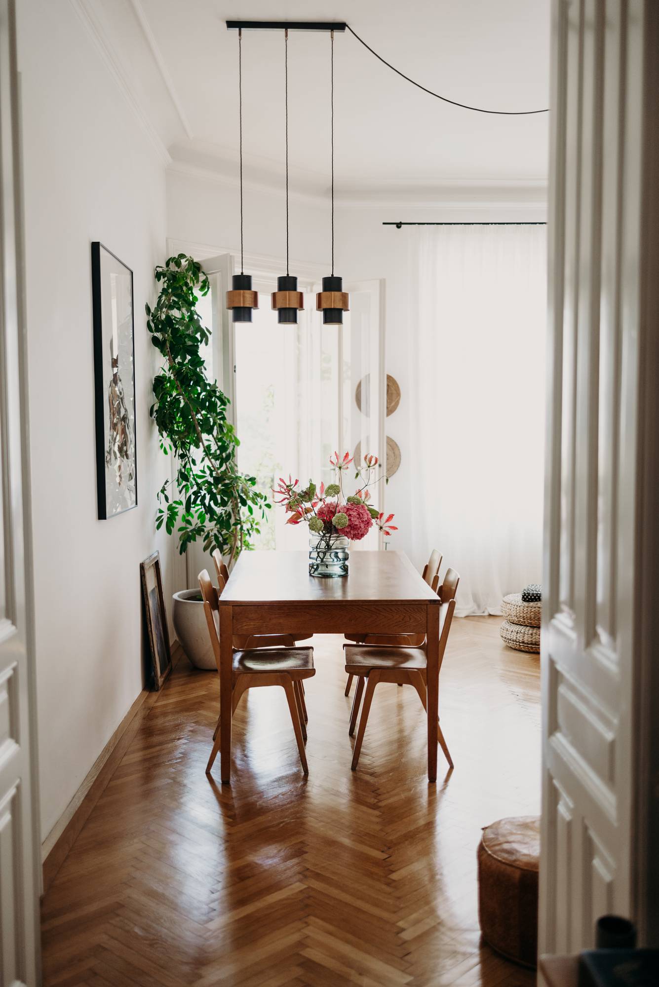 Esszimmerbereich mit Vintage Tisch und Sesseln © Wiener Wohnsinn