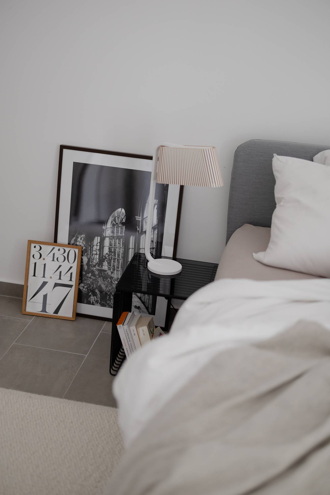 Ein monochromes Jugendzimmer