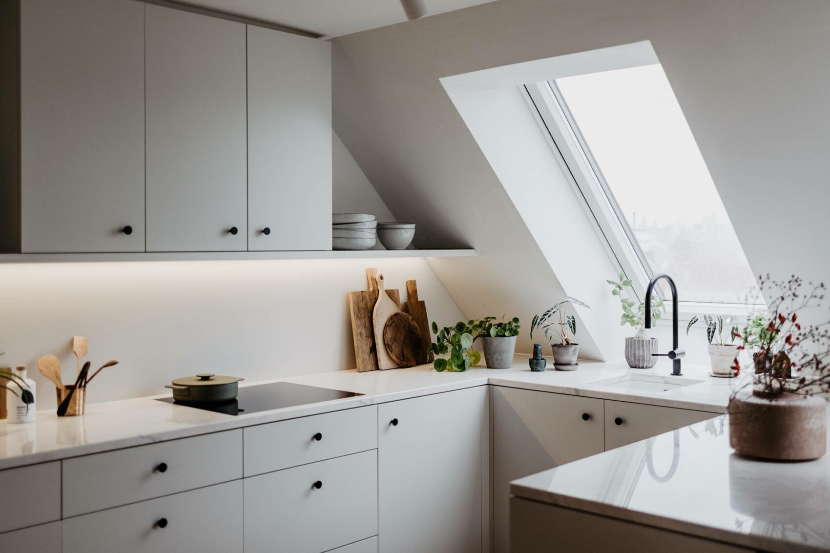 Küchenzeile in Weiß in einer Dachmaisonette © Wiener Wohnsinn Blog