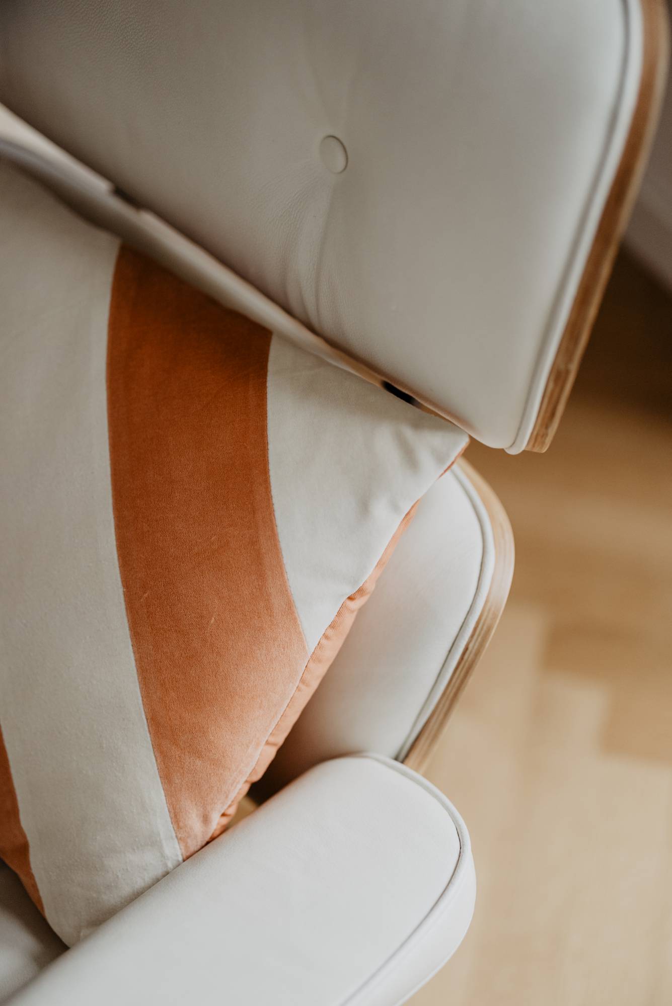 Kissen Samt gestreift auf Eames Lounge Chair