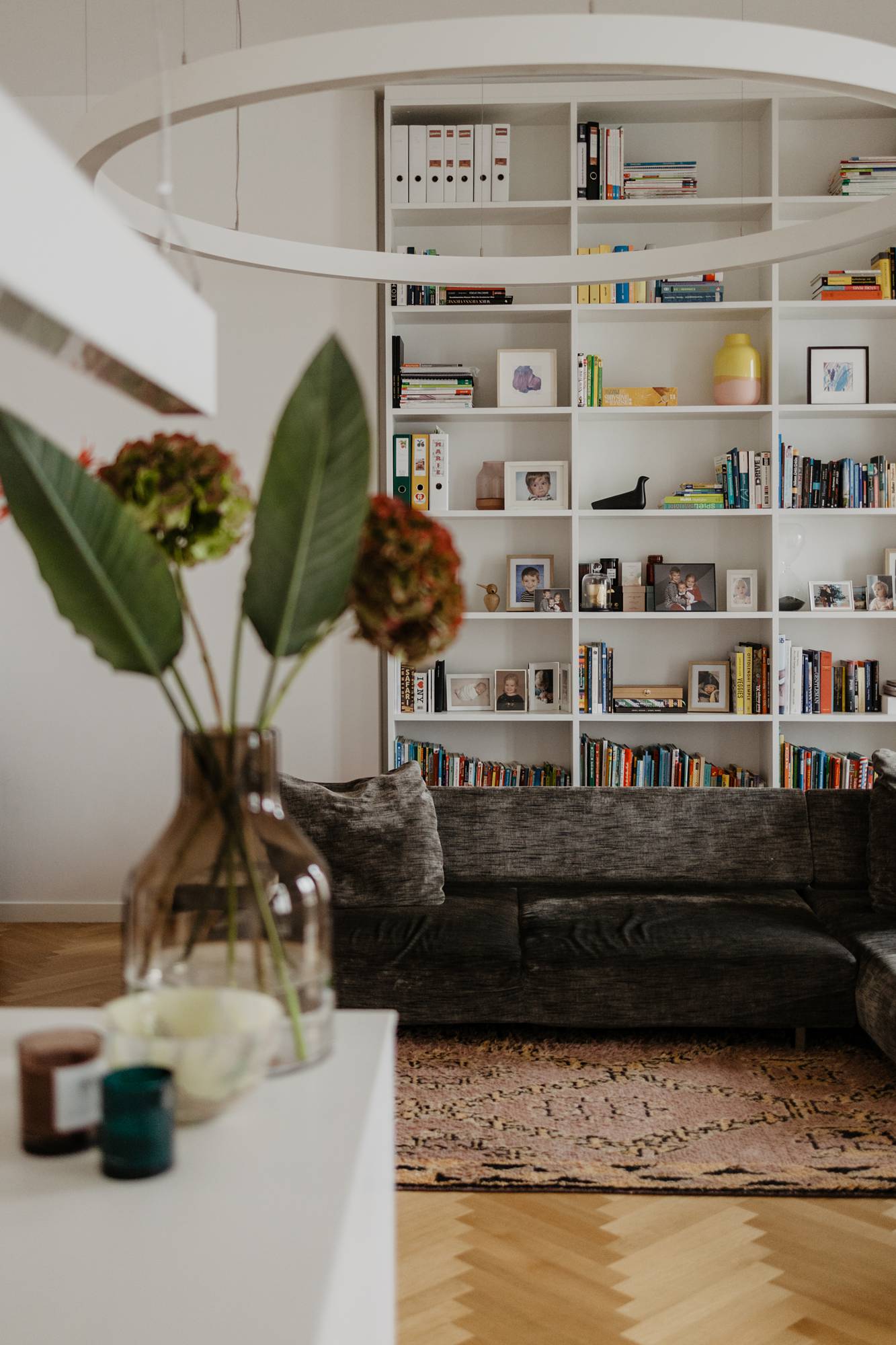 Wohnzimmer mit deckenhohem Regal © Wiener Wohnsinn - Homestory Wiener Wohnsinnige