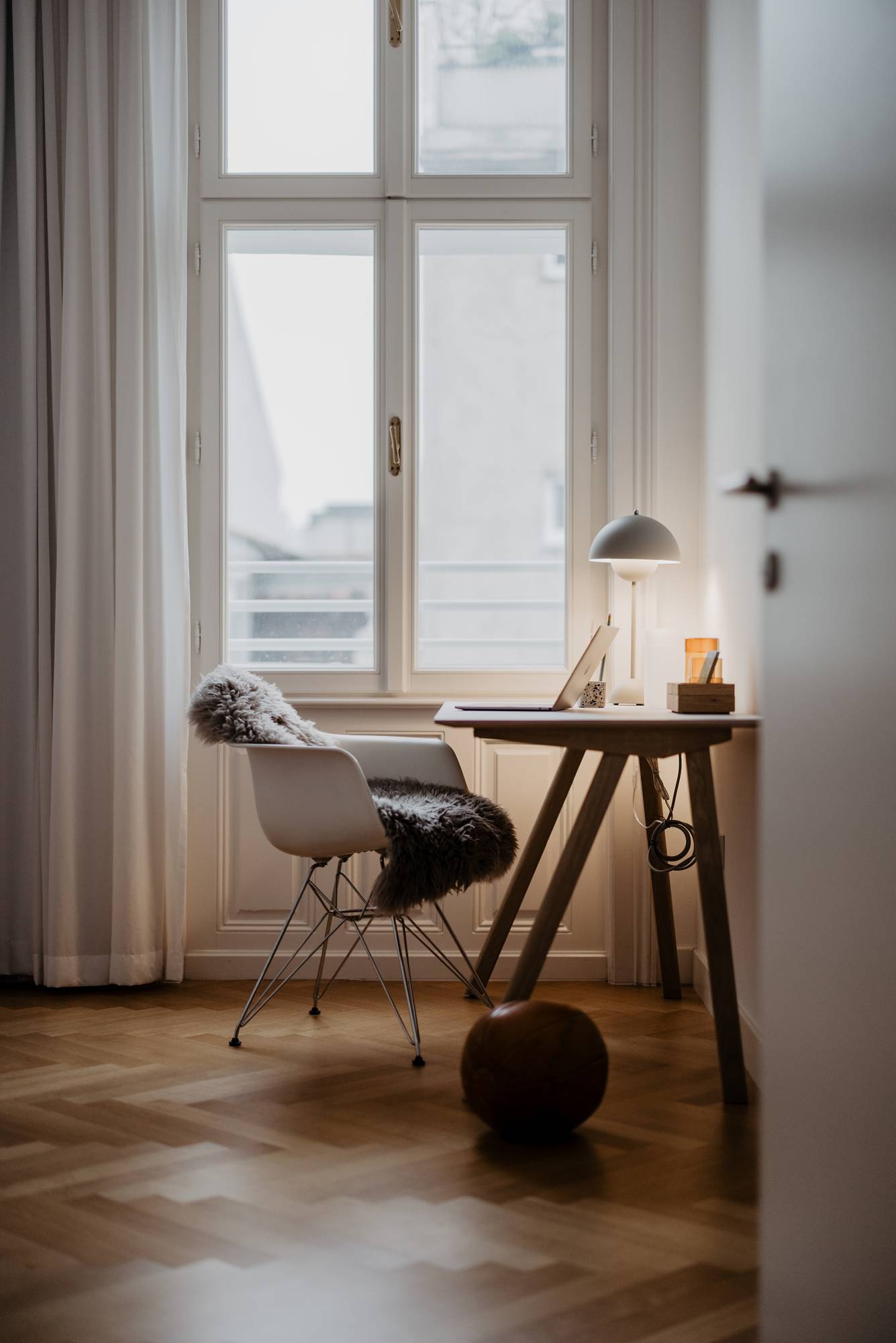 Arbeitsbereich im Schlafzimmer - Schreibtisch und Eames Chair von Vitra