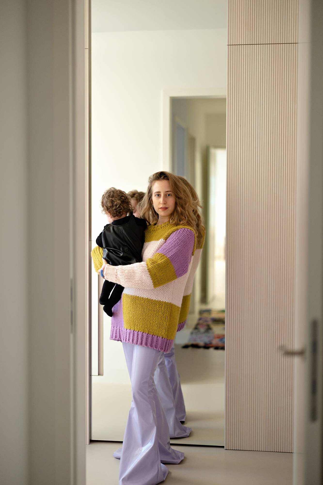Gioia Zloczower mit ihrer Tochter Zadie in der Wiener Dachgeschosswohnung