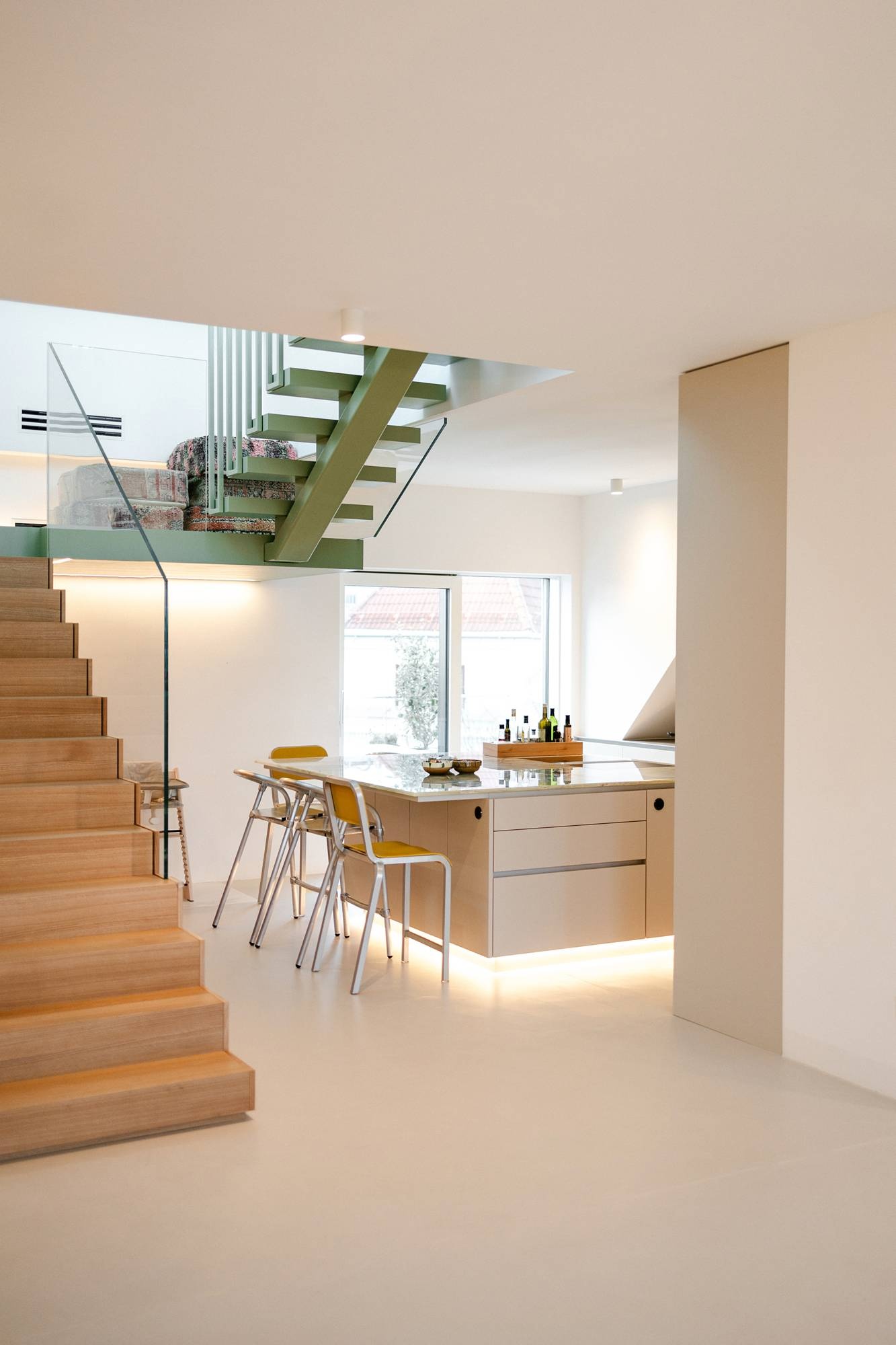 das farbenfrohe Zuhause von Gioia - offene Wohnküche mit Emerald Quarzit Naturstein