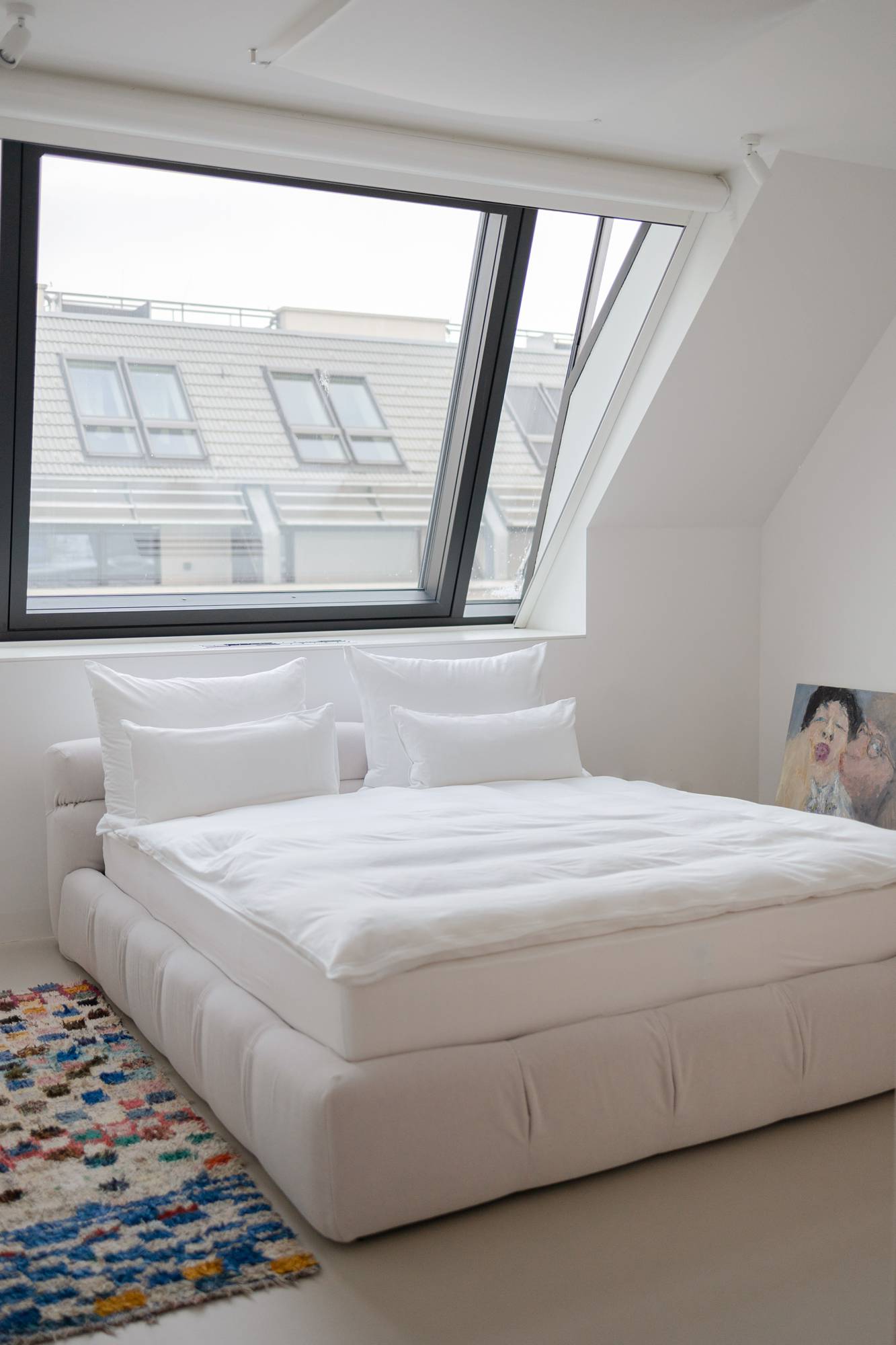 Schlafzimmer in einer Wiener Dachmaisonette mit einem Gemälde von Eva Beresin