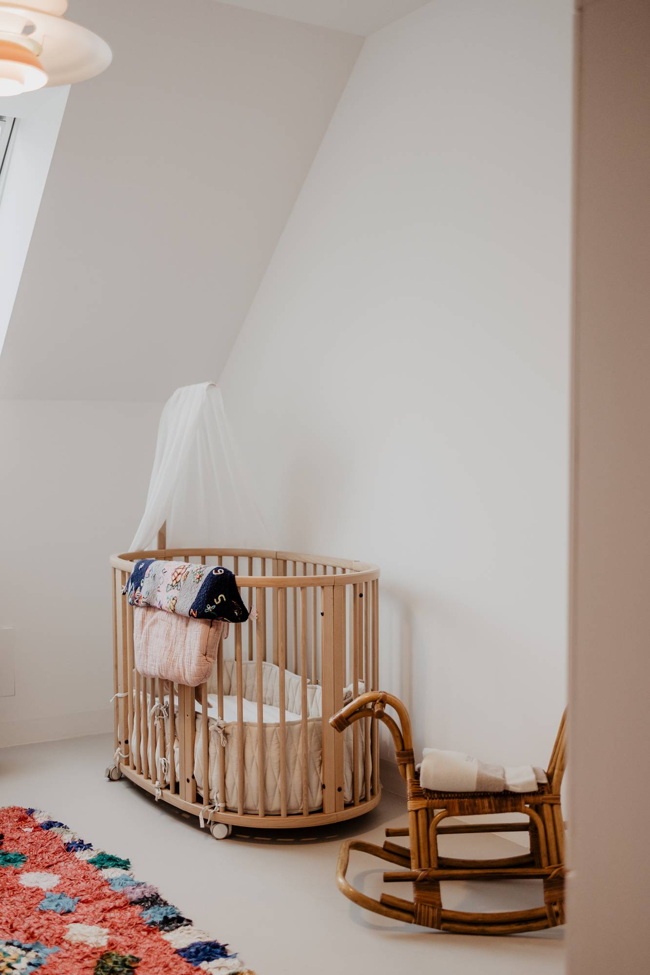 Kinderzimmer mit Gussboden in einer Wiener Dachmaisonette © Wiener Wohnsinn