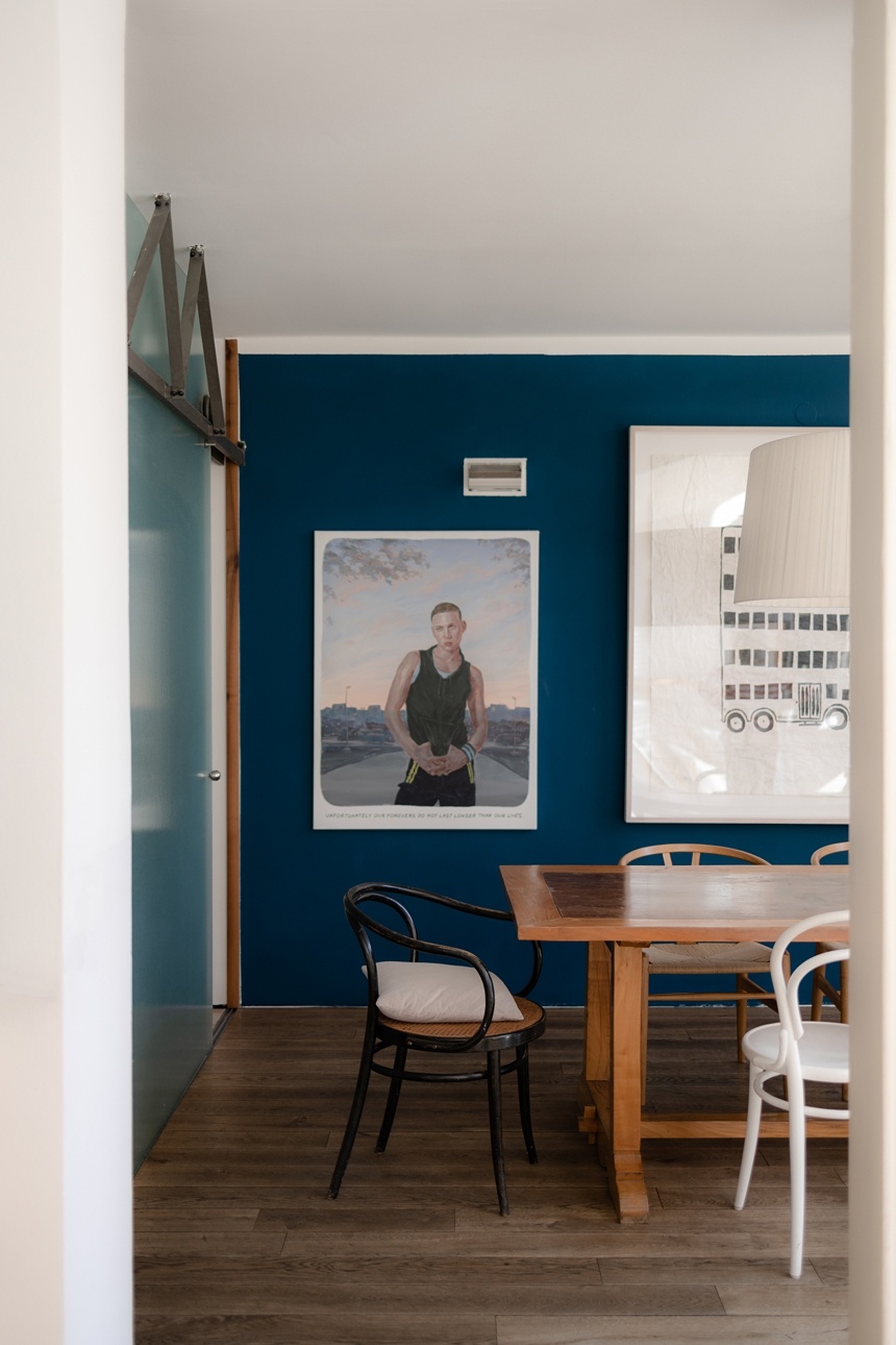 offener Wohn-Essbereich mit blauer Wand und ein Mix aus Stühlen wie Thonet und Wishbone Chair © Wiener Wohnsinn