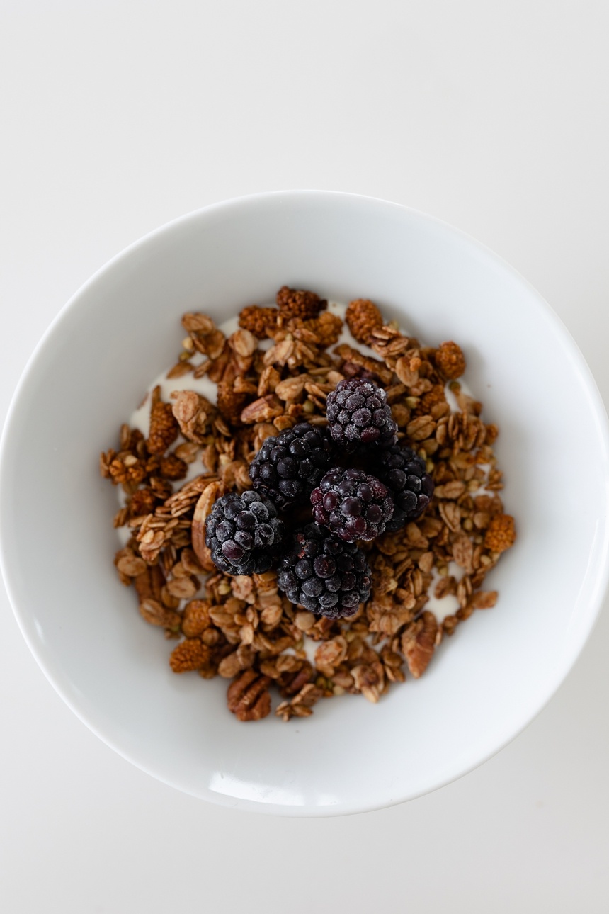 Knuspriges Dinkel Granola mit Mandelmus und Maulbeeren