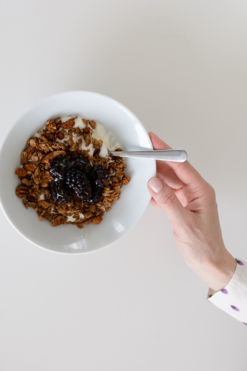 knuspriges Dinkelgranola mit Pekannüssen und Maulbeeren © Wiener Wohnsinn