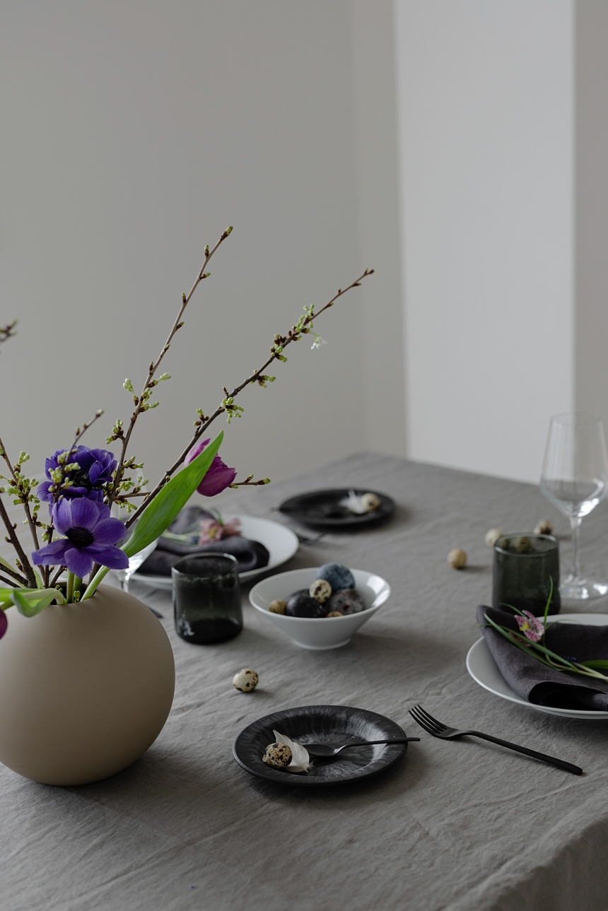 Moderne Osterinspiration in gedeckten Farben