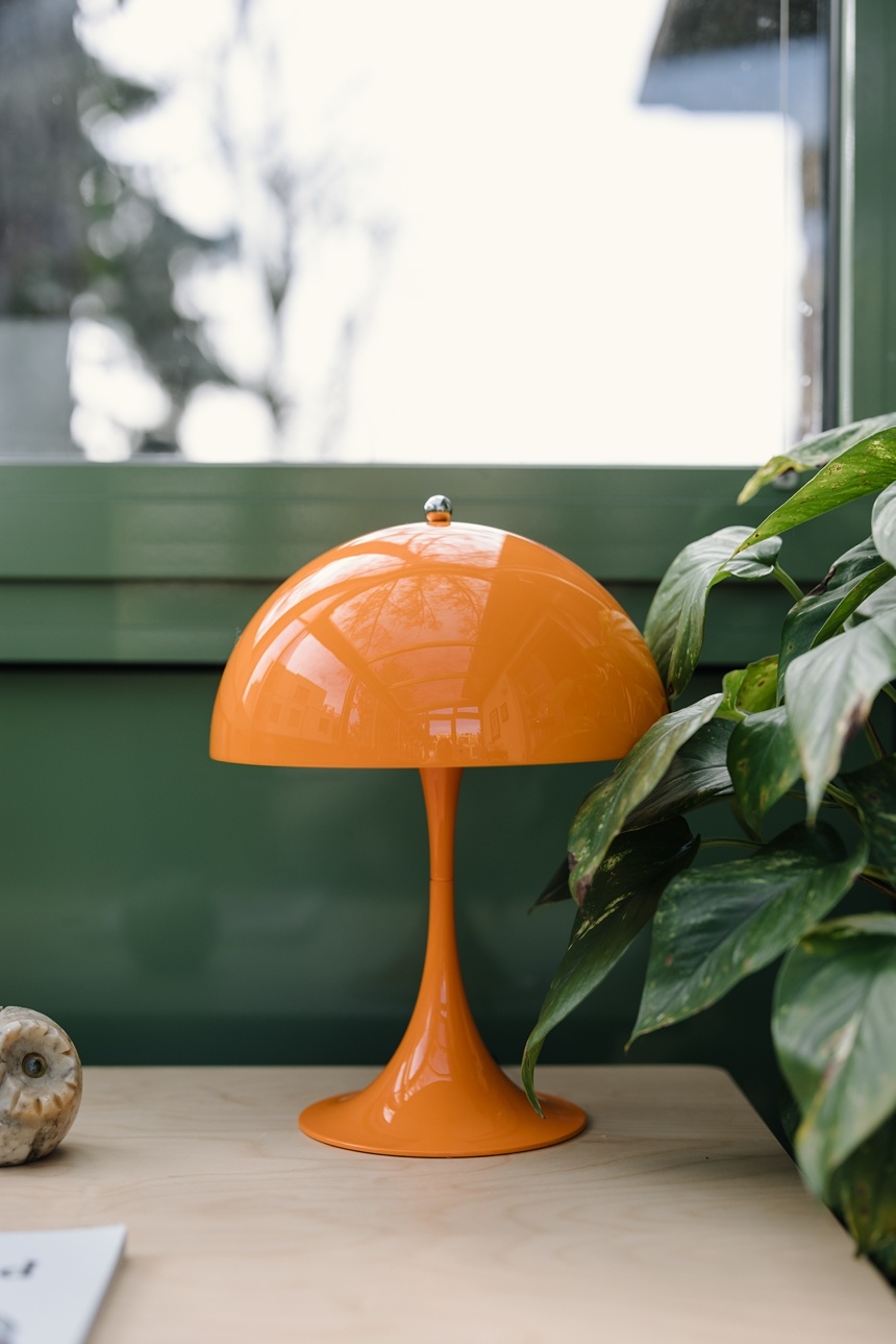 Wintergarten mit Alu Chair von Vitra und Mini Panthella in Orange © Wiener Wohnsinn
