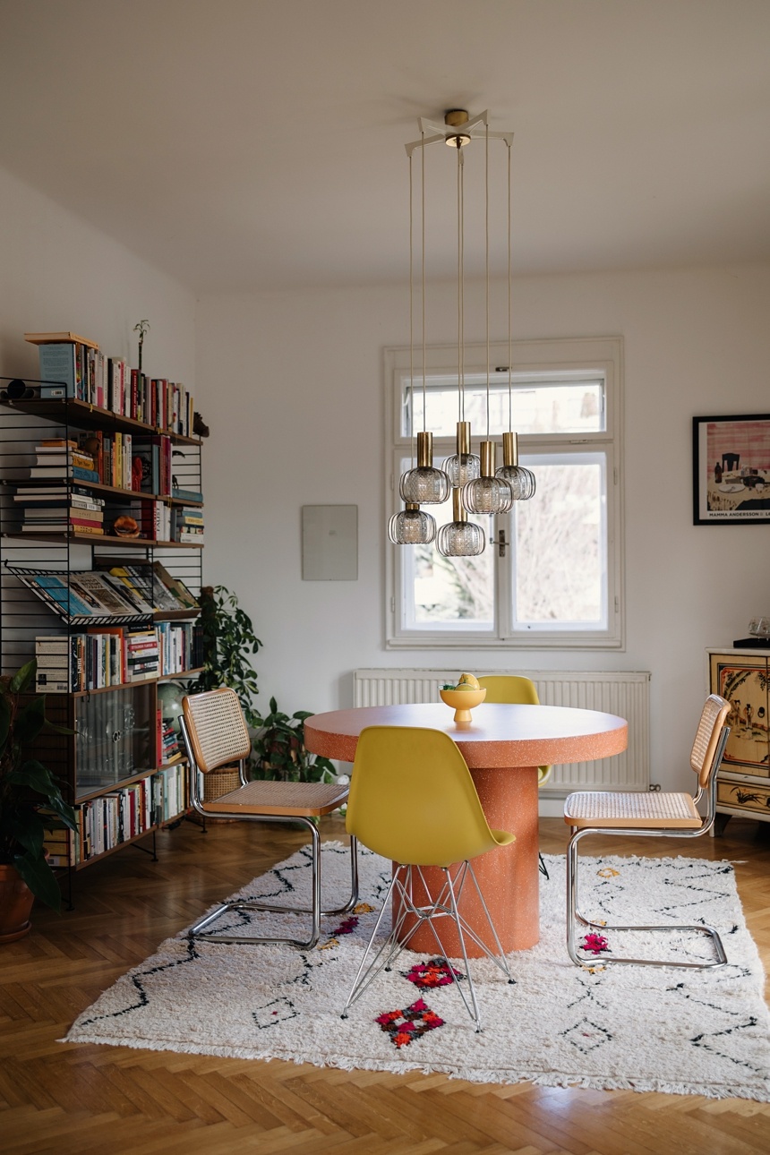 Mid Century Esszimmer mit gelbe Eames Plastic Chairs und Freischwinger von Thonet mit Wiener Geflecht