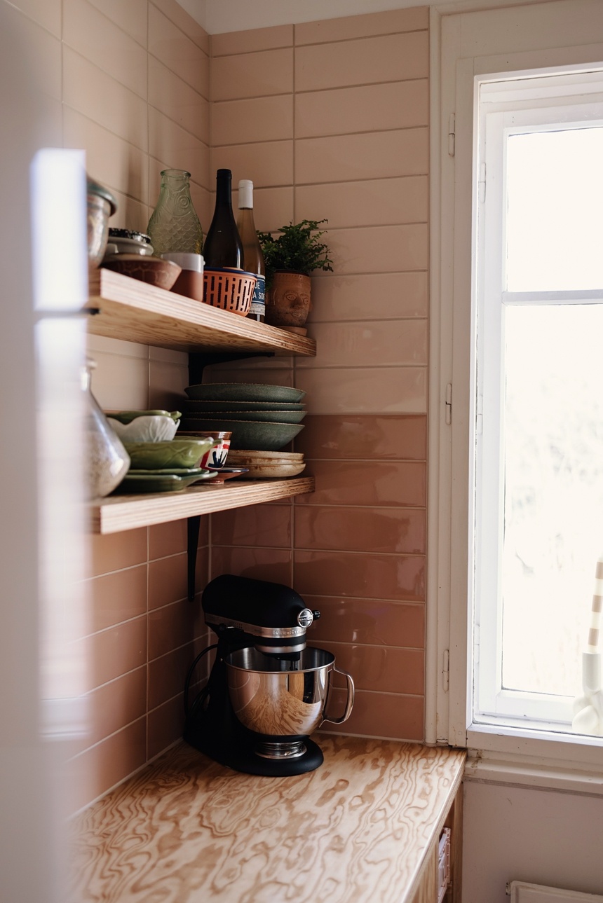 DIY Küche mit zweifärbigen Fliesen in Altrosa - Wiener Wohnsinnige Homestory