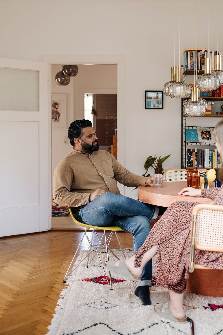Adi Raihmann von Karma Food in seinem Esszimmer