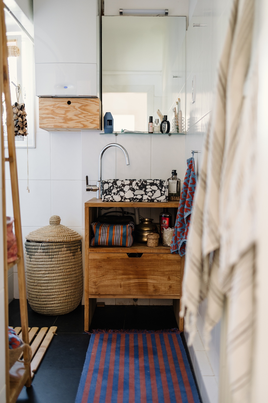 Badezimmer mit Naturstein Waschbecken © Wiener Wohnsinn