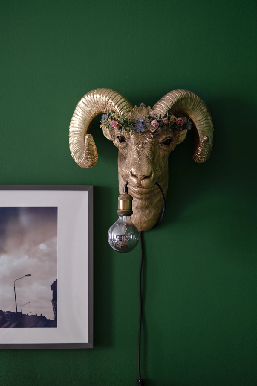 Grüne Wand im Wohnzimmer - Home Tour bei einer Künstlerin