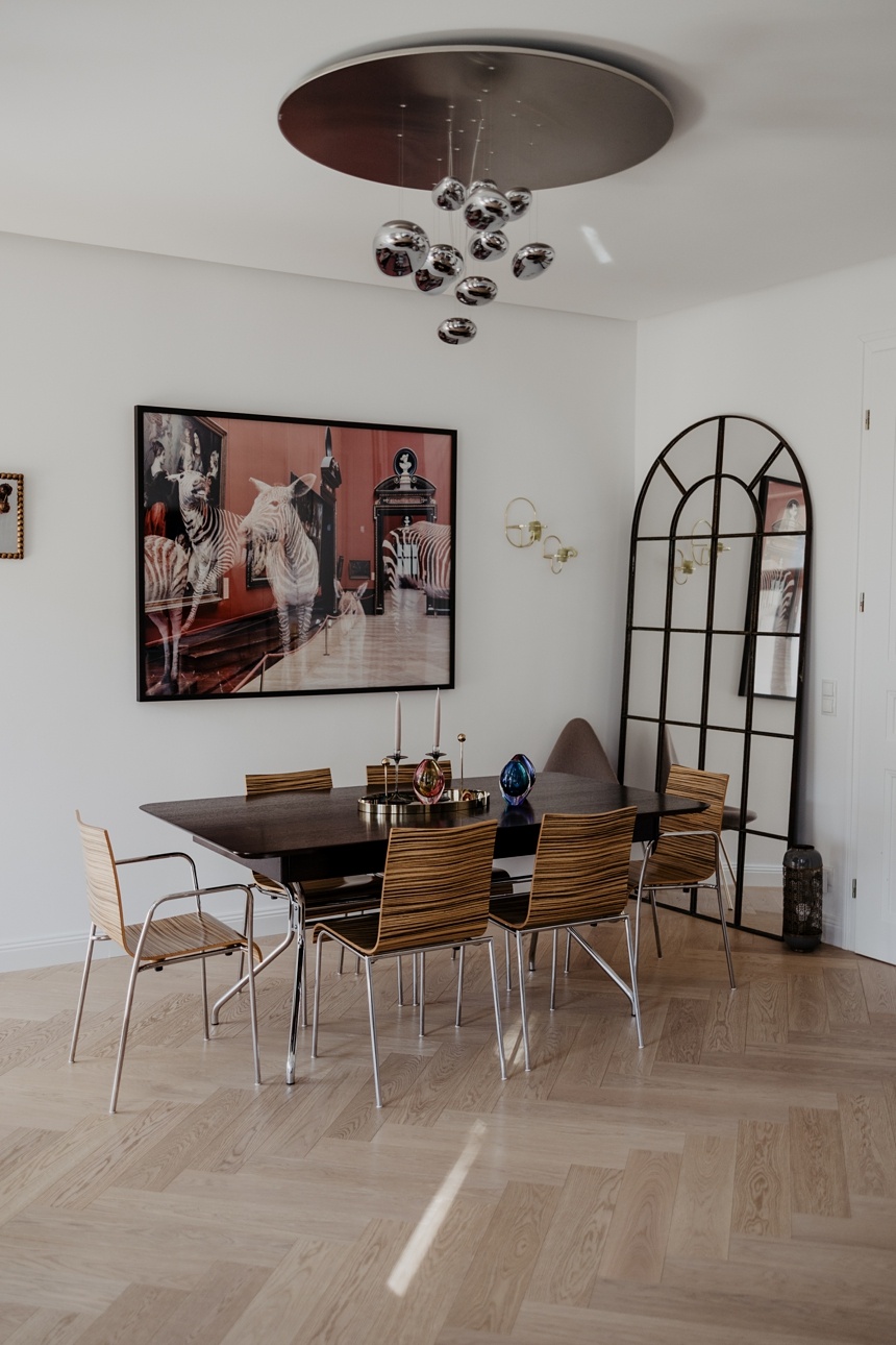 Esszimmer von Holly Interiors - Fotografie von Margret Weber-Unger und der Deckenlampe Mercury von Artemide
