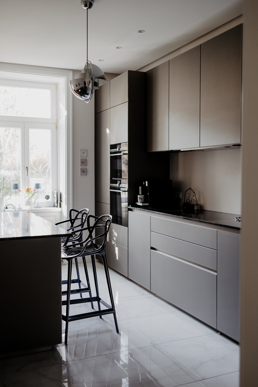 Küche mit Gubi MultiLite on Chrom - Wiener Wohnsinnige Homestory