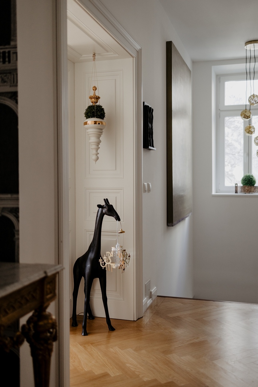 Flur mit Leuchte Giraffe von Queeboo © Wiener Wohnsinn