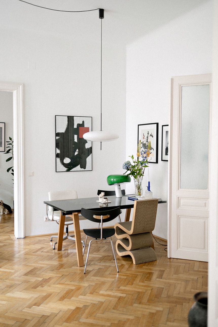 Esszimmer mit Vitra Wiggle Chair und Snoopy Leuchte