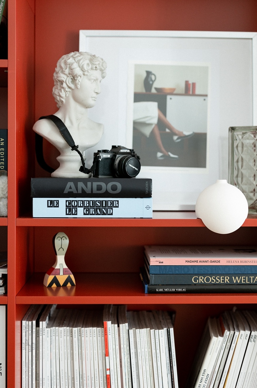 Rotes Bücherregal im Wohn-Essbereich