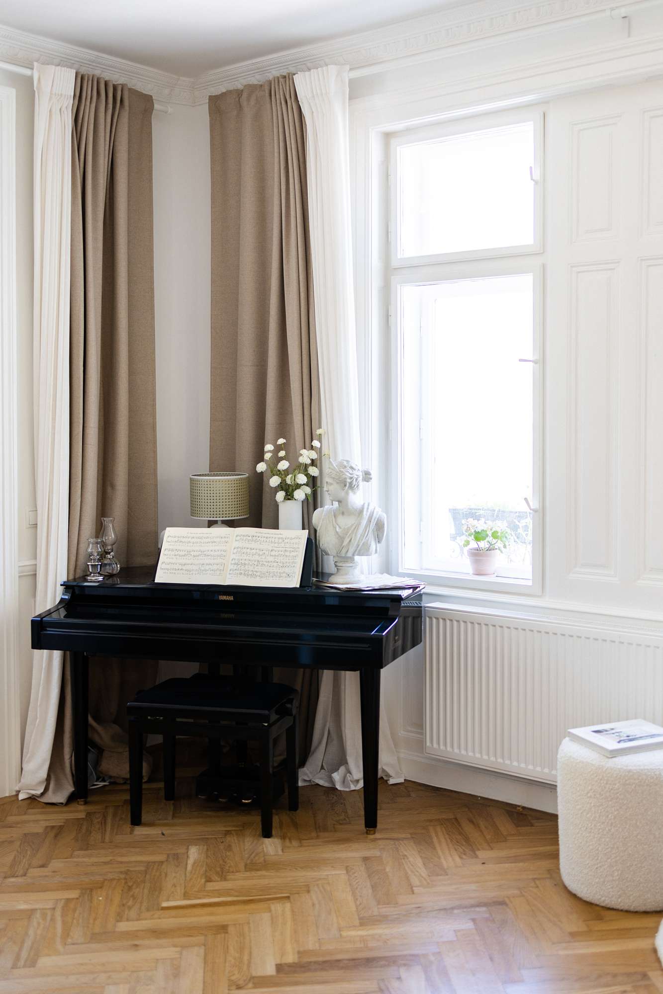 Wohnzimmer mit Flügel - Wiener Maisonette Wohnung