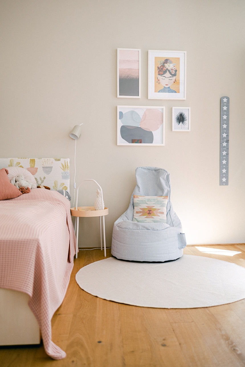 Kinderzimmer für Mädchen in Beige und Pastellrosa