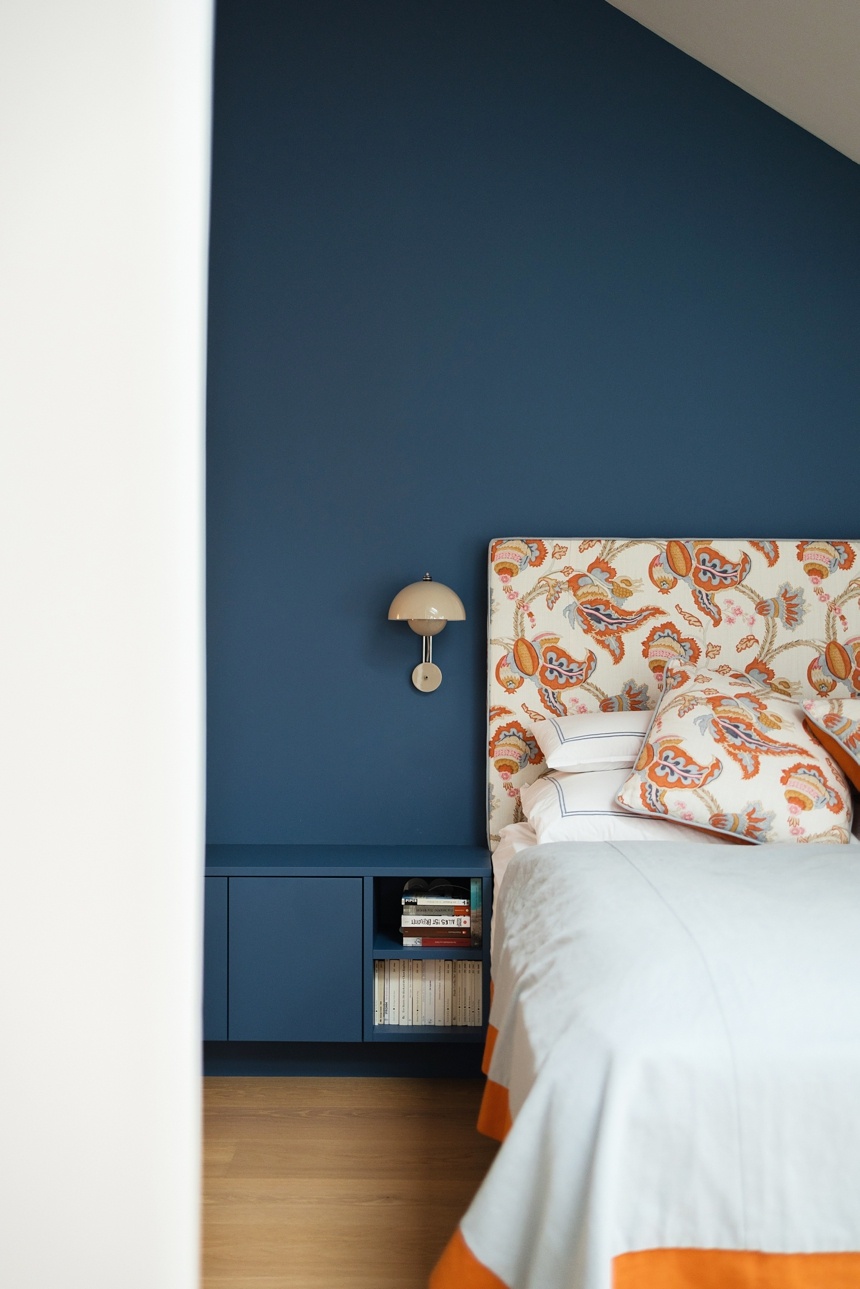 Schlafzimmer mit blauer Wand uns Boxspringbett von Eybl Tailored Interiors © Wiener Wohnsinn