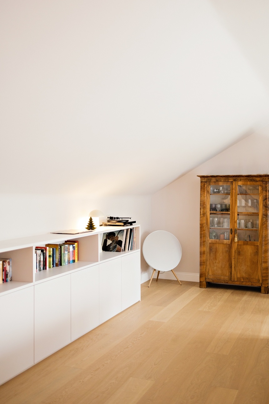 Dachschräge - Einbaumöbel in Rose , Lautsprecher von Bang Olufsen