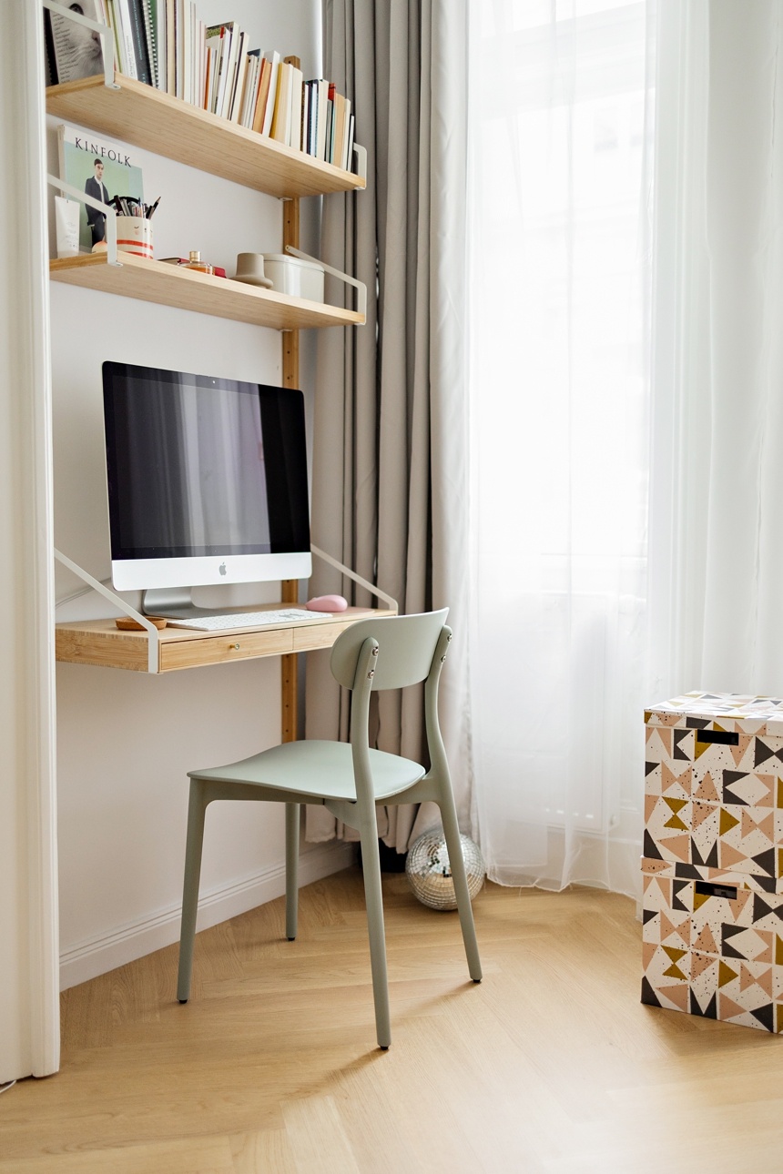 Kleiner Arbeitsplatz im Schlafzimmer - Wiener Altbauwohnung - Homeoffice Idee
